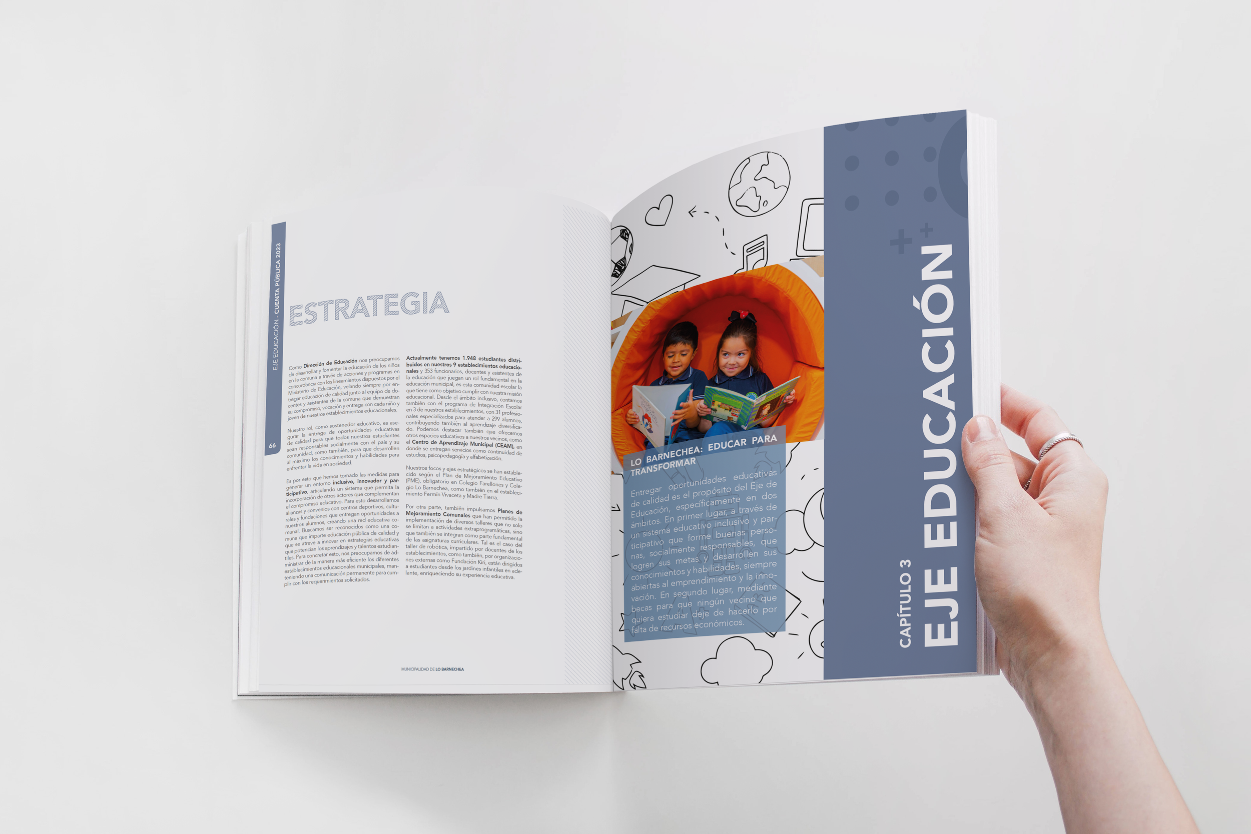 Hombre sostiene un libro abierto con una portada que muestra niños leyendo en busca de estrategias educativas. La portada tiene un fondo azul con texto en letras blancas y una ilustración de globos, corazones, y la Tierra.