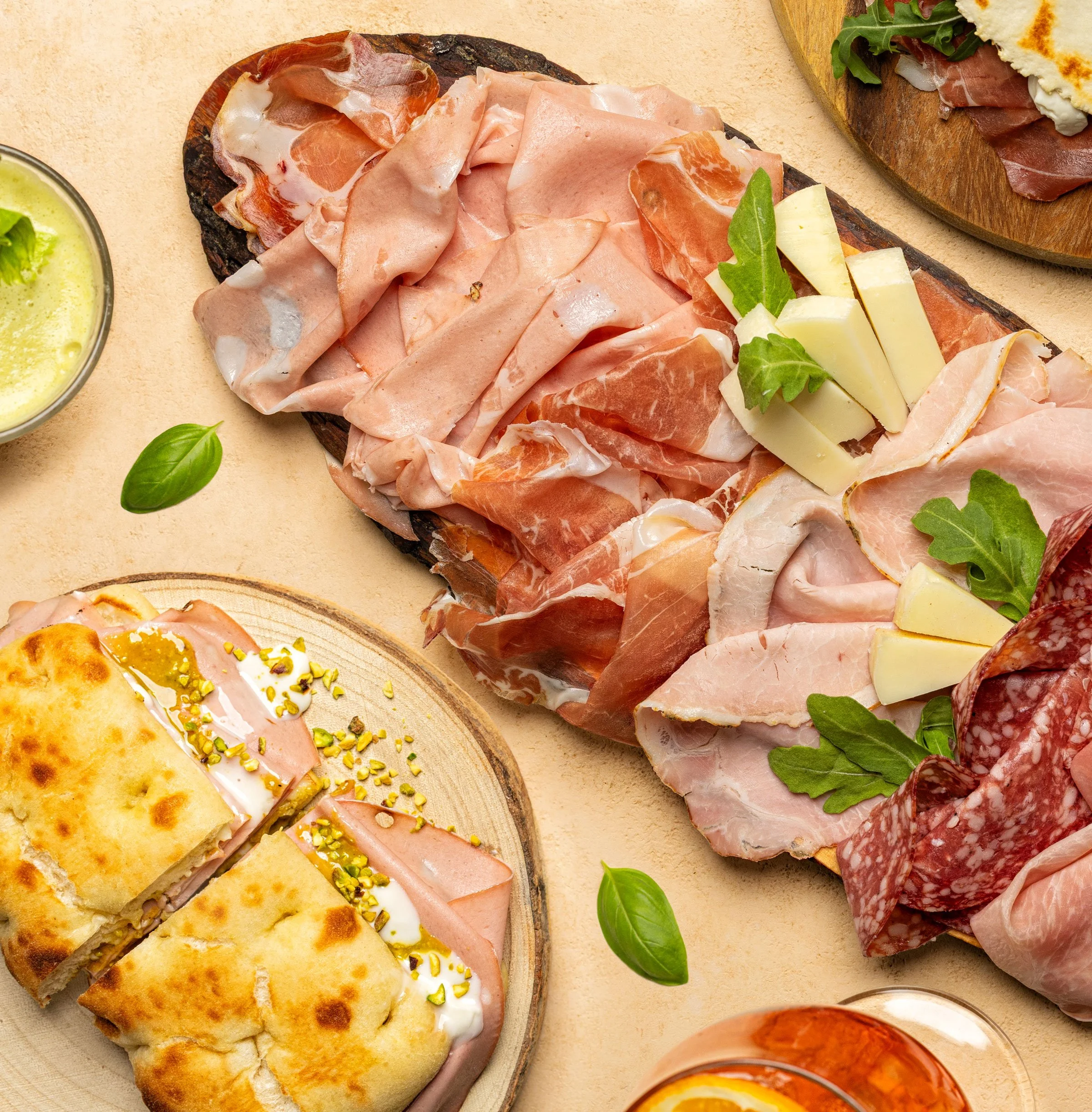Fotografia food stampata in grande formato per la vetrina di un bar a Bologna.