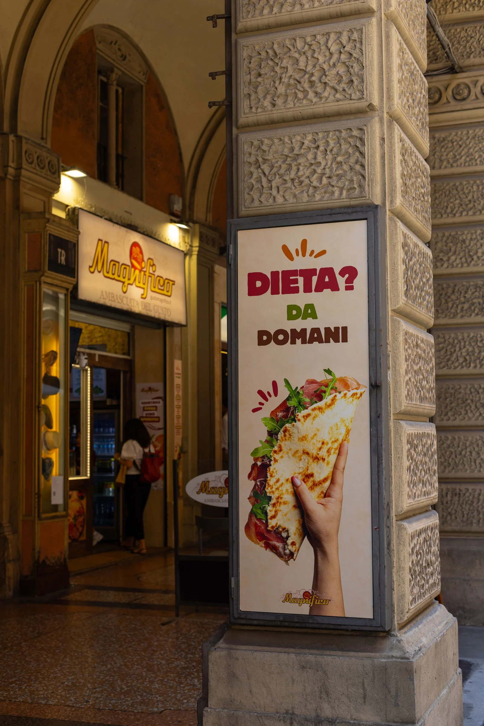 Vetrina personalizzata con fotografie food realizzate per un locale a Bologna.
