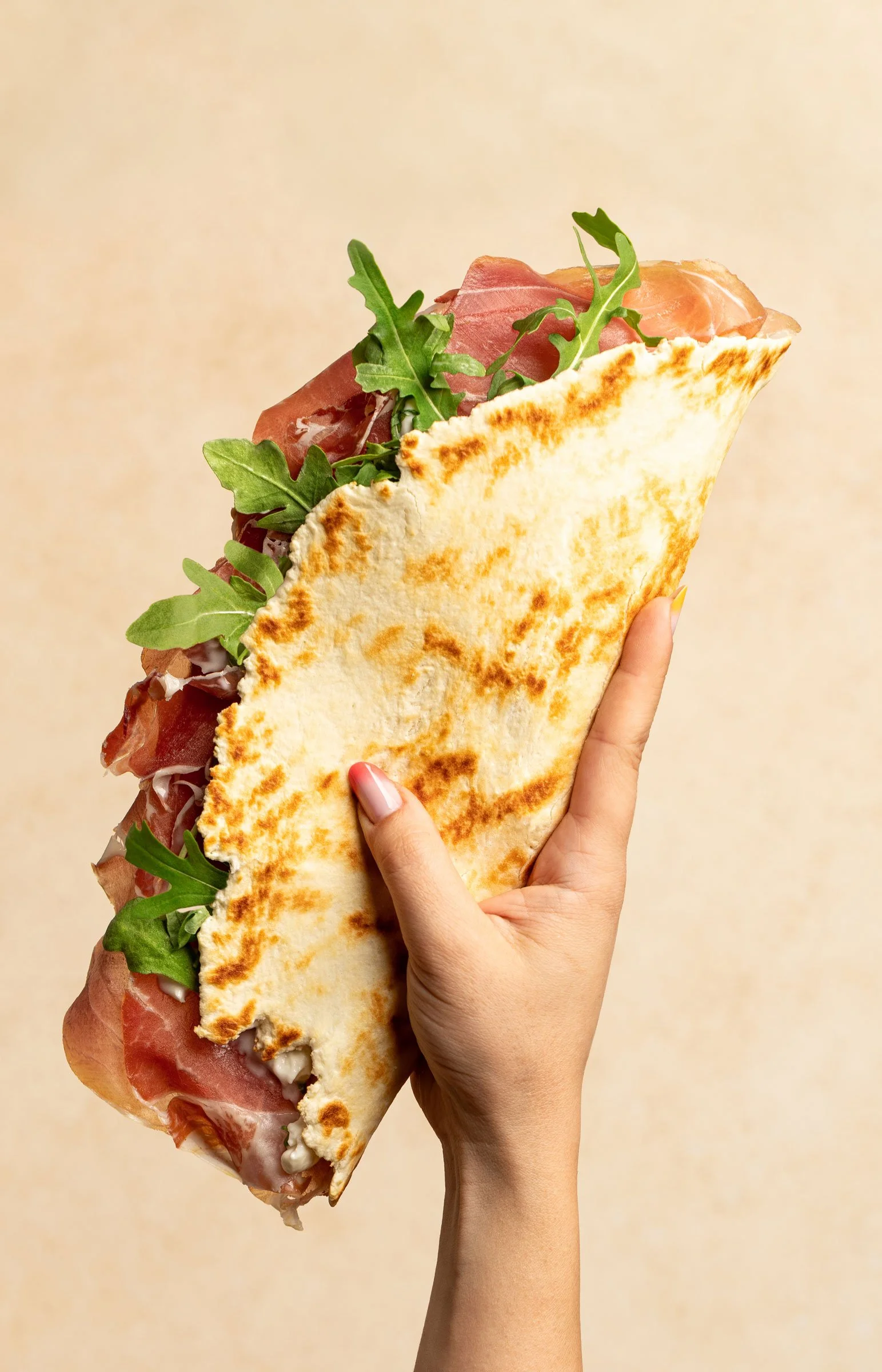 Food photography e allestimento vetrine per un bar a Bologna