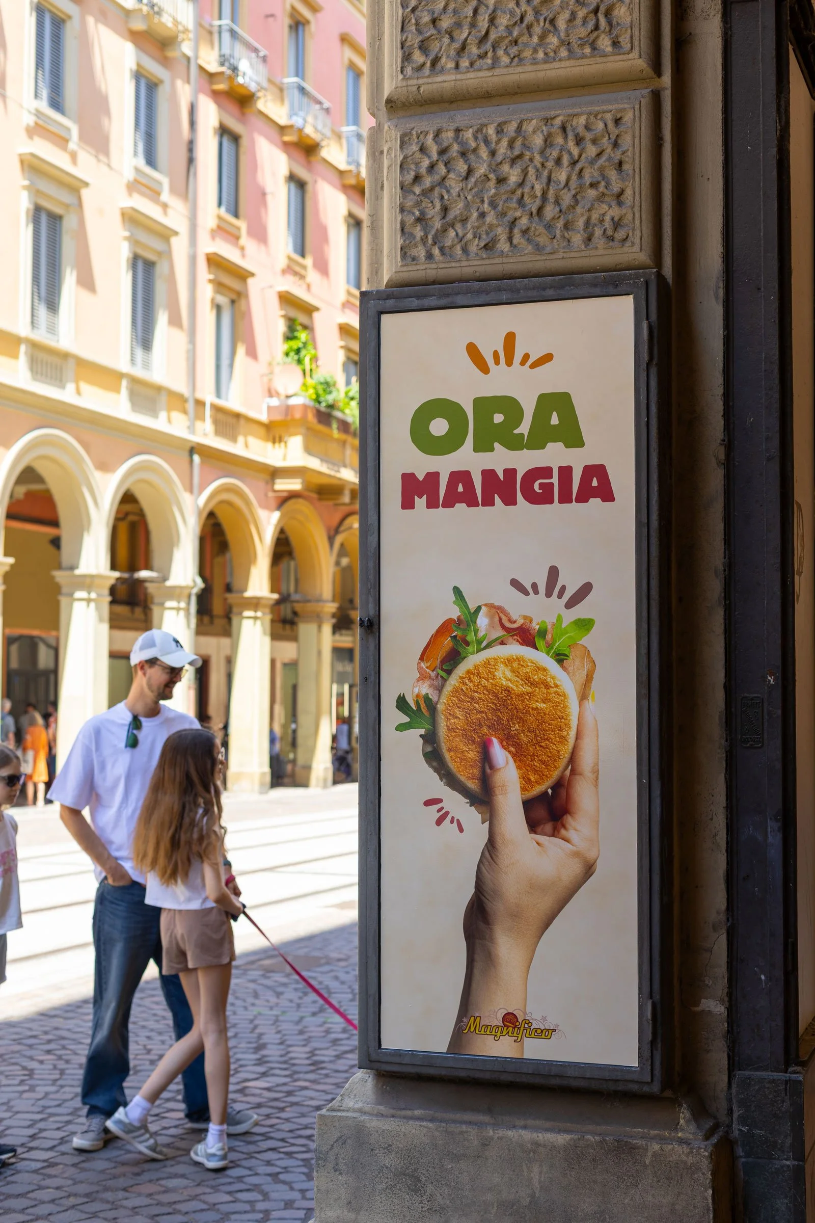 Fotografia food stampata in grande formato per la vetrina di un bar a Bologna.