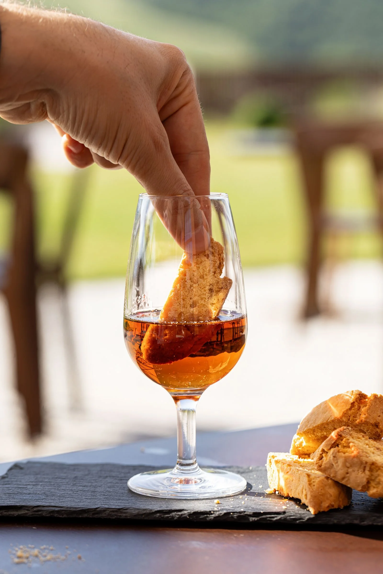 Wine photography pensata per branding, e-commerce e comunicazione digitale.