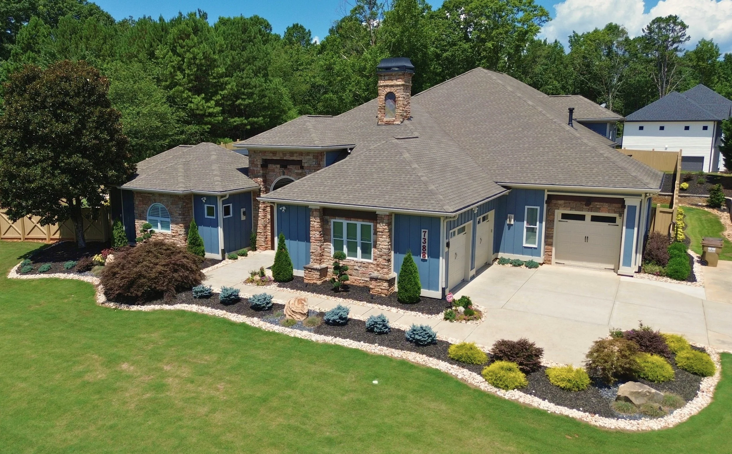 Front bed trimmed in river rock.