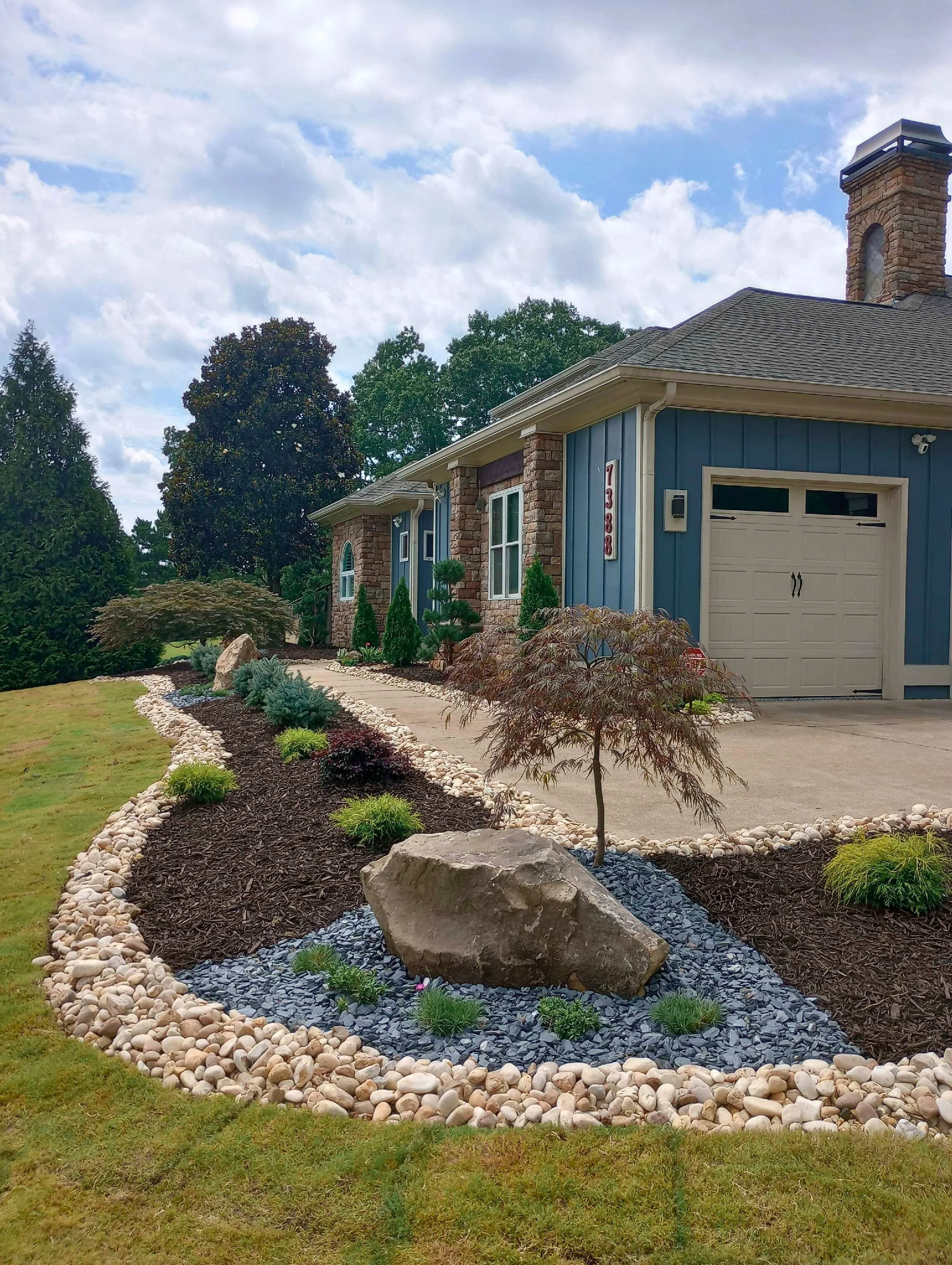 Corner stone with river rock