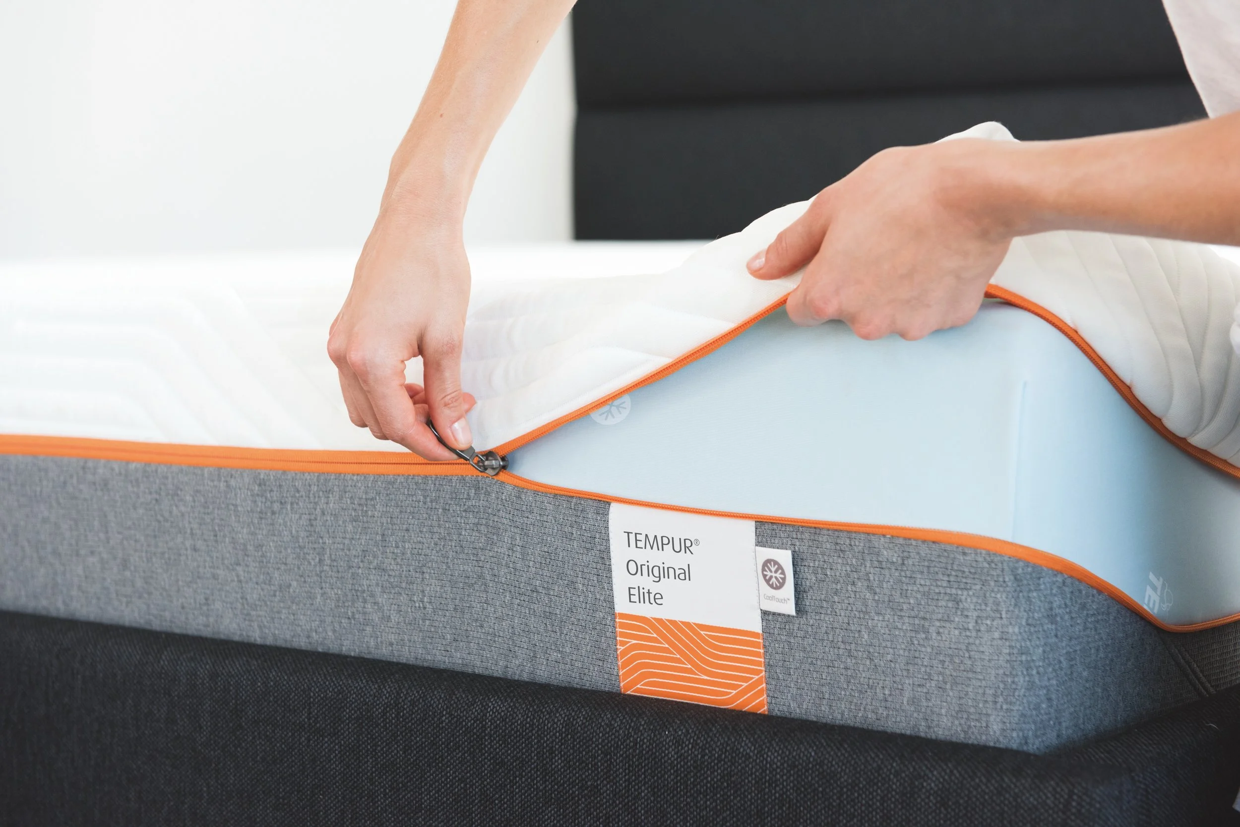 Person öffnet den Bezug einer TEMPUR-Matratze.