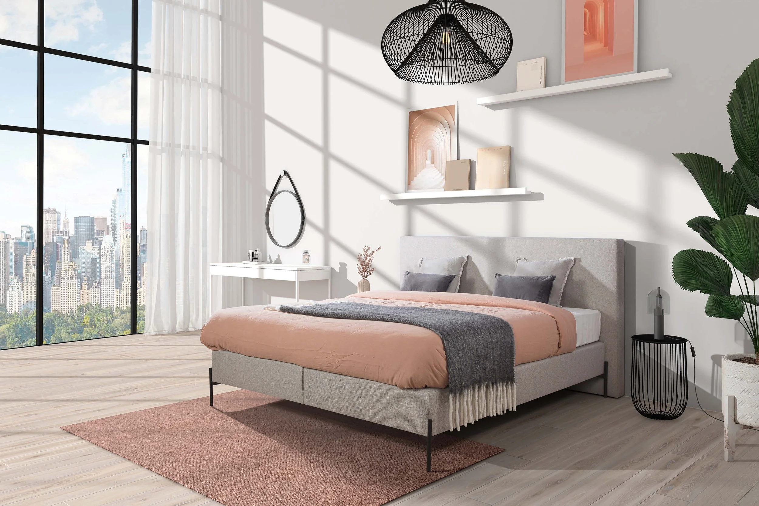 Modernes Schlafzimmer mit großem Fenster, das auf die Stadt blickt. Graues Polsterbett mit rosa Bettdecke und grauer Decke. Weiße Kommode mit rundem Spiegel. Wandregale mit Bildern und Büchern. Schwarze Hängeleuchte und Topfpflanze im Raum.