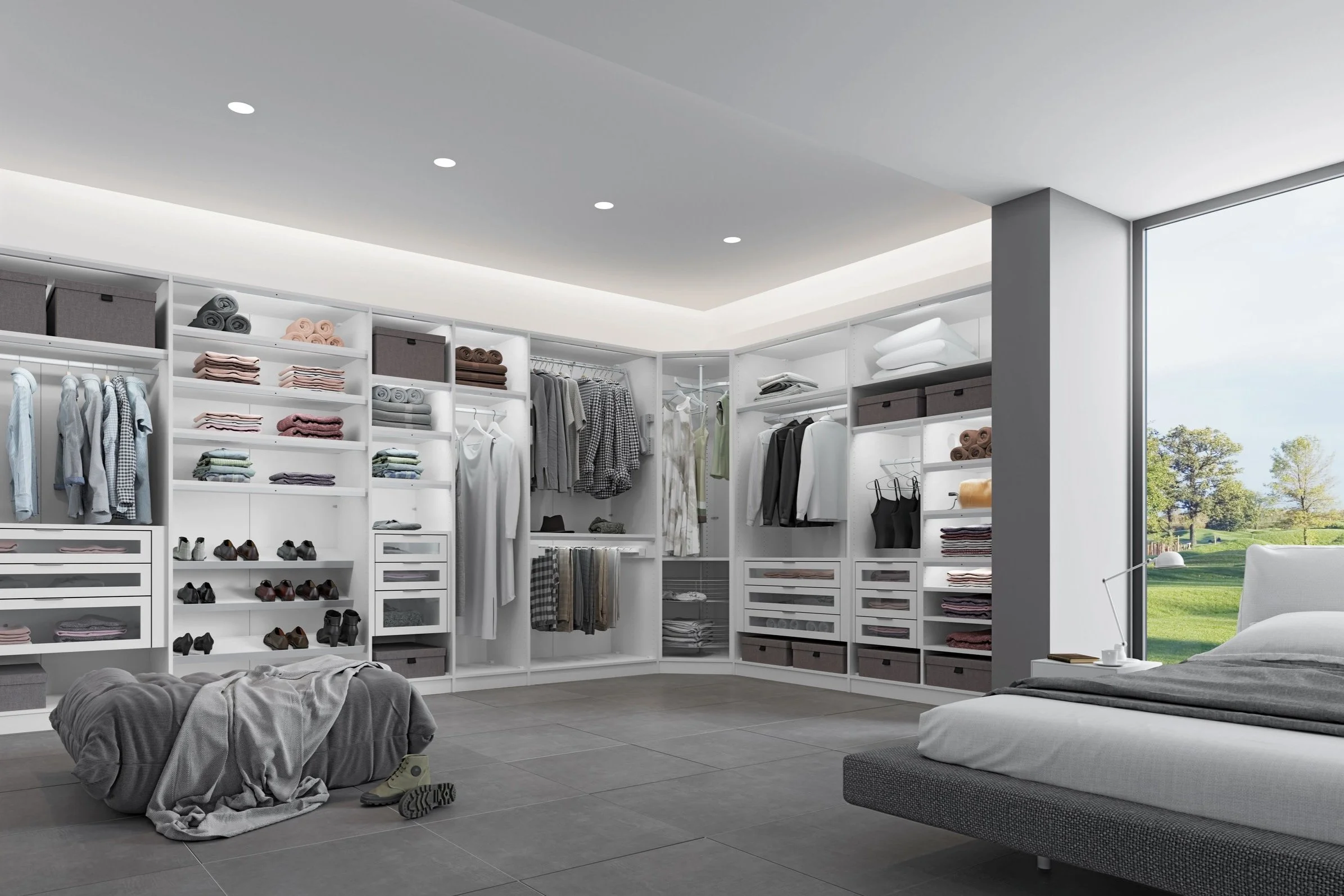 Ein modernes Schlafzimmer mit einem begehbaren Kleiderschrank voller Kleidung, Schuhe und Accessoires. Der Raum ist minimalistisch gestaltet mit einem großen Bett, einer Sitzbank und einem Fenster mit Blick auf einen grünen Garten.