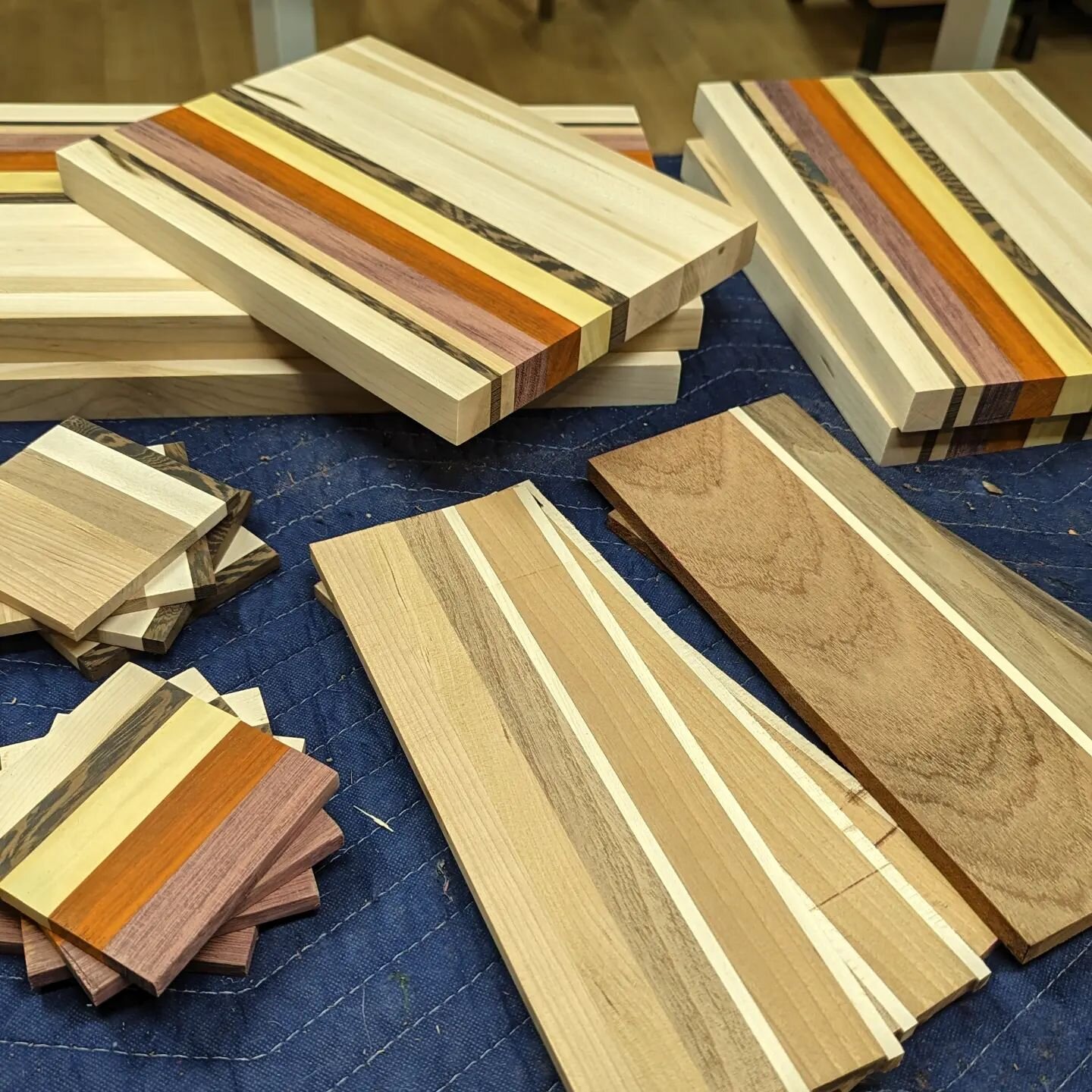 What's new in the shop?

Our new La Costa board, coasters and other assorted scrap wood projects.

#woodworking #woodworkingcommunity #madeinontario #madeintoronto #handmadeintoronto #upcycle #reclaimedwood
#cuttingboards #woodencoasters #coasters
#e