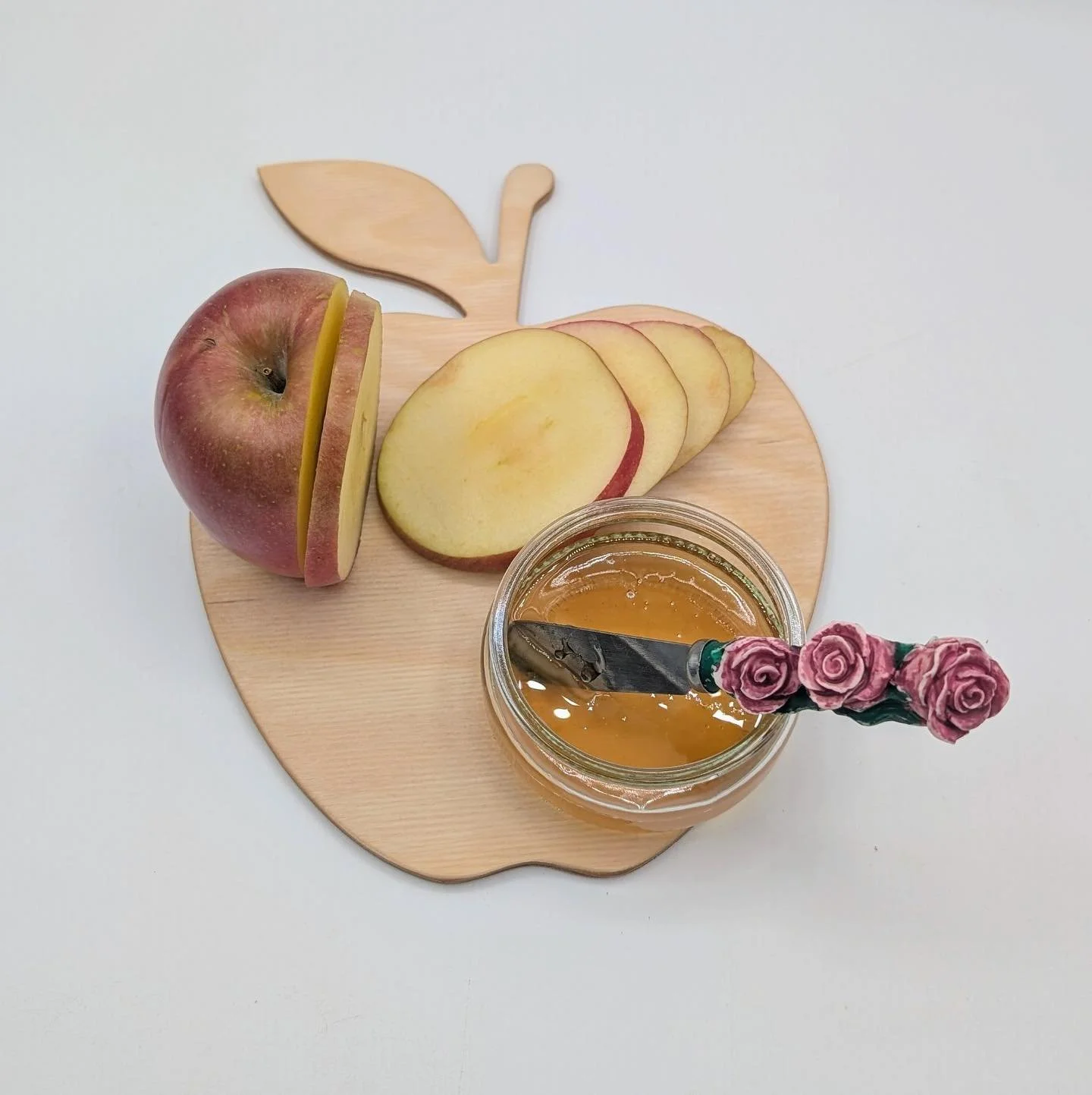 Celebrate Rosh Hashanah in style with this beautifully crafted wooden apple &mdash; the perfect addition to your holiday table. Measuring 7&rdquo; in diameter and made from 1/4&rdquo; premium Baltic birch plywood, this piece is finished with food-saf