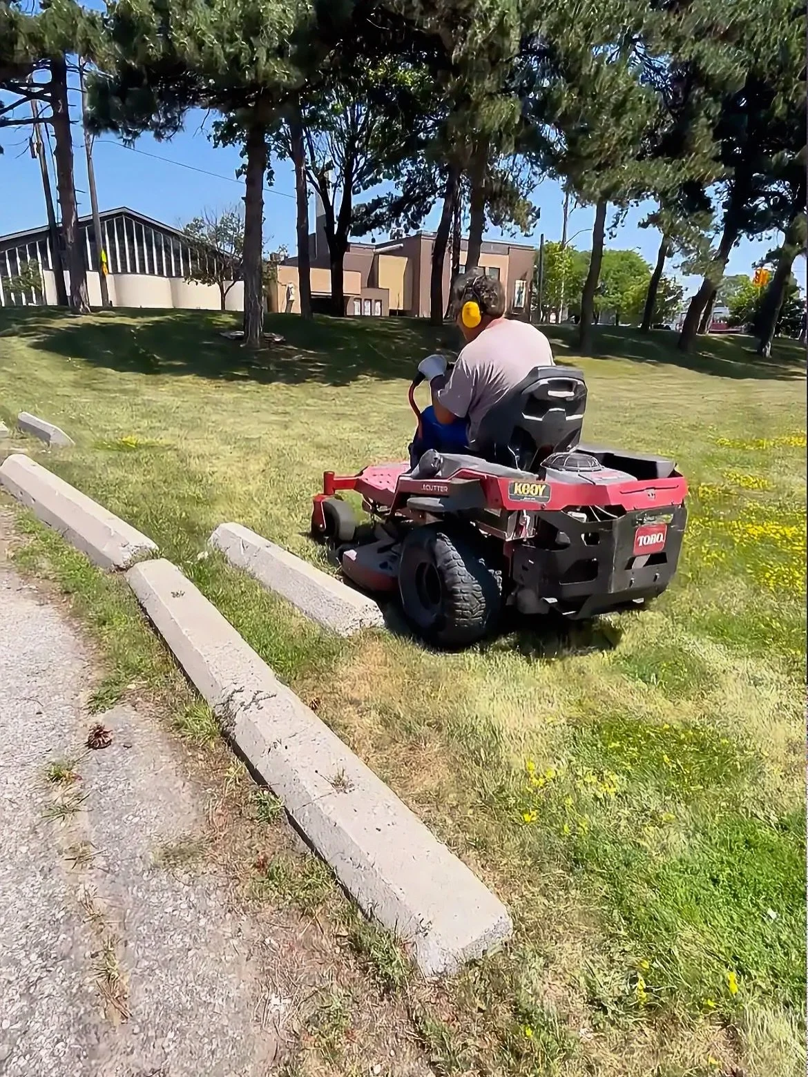 Out in the community, getting lawns looking their best! 🤩🍃🏡🇨🇦 #mzslawncare