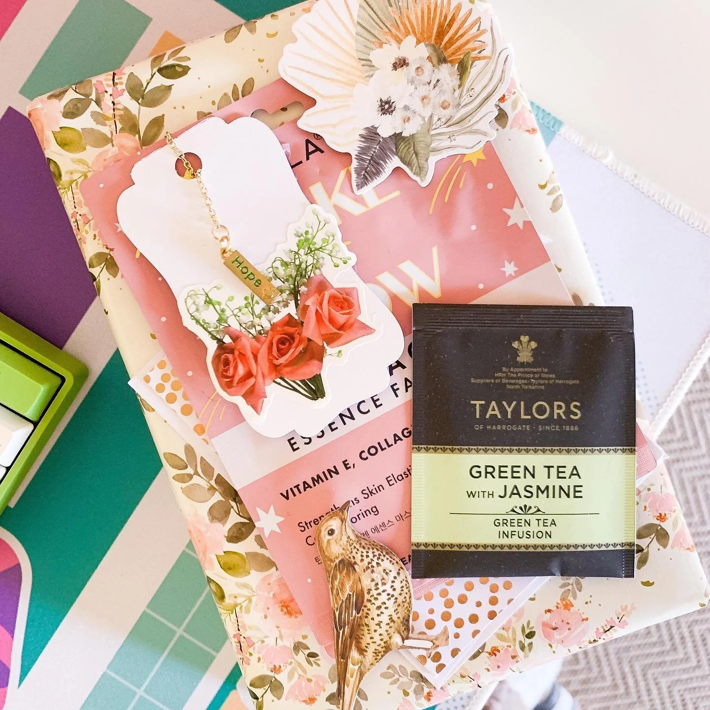 CUTEST blind date with a book from @the_tiffanylea for Christmas. I had never heard of this concept before, but apparently it&rsquo;s a thing? Very excited to brew my tea and dig in to my new book (swipe for the book reveal). 💕🍵