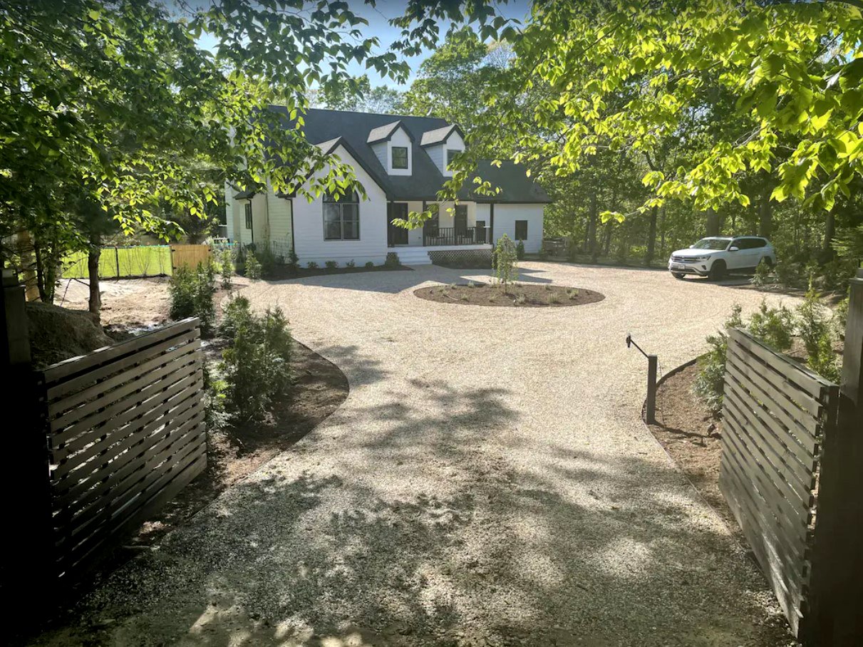 Mary's Southhampton_Driveway Entry.jpg