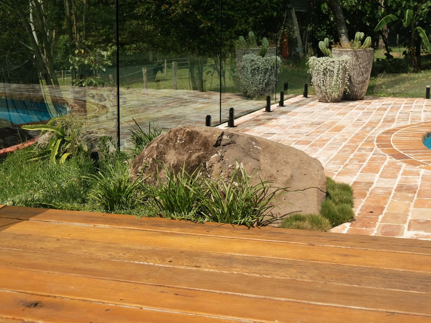 A clear cut case of “if you can’t beat ‘em, join ‘em”.
⚒️ Details from our Clunes pool landscaping project. 
#northernrivers #poollandscaping #byronbaylandscaping