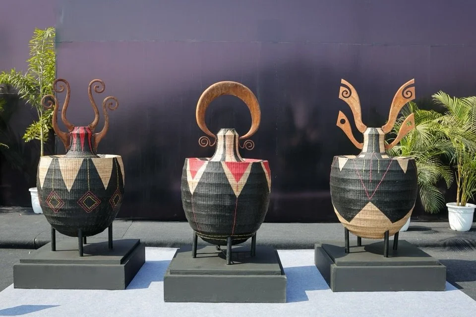 What happens when an installation journeys across regions, contexts, and audiences?

We were delighted to present Huh Tu Vessels by artist and designer Aku Zeliang at India Art Fair, supported by the Public Arts Trust of India.

First exhibited at To