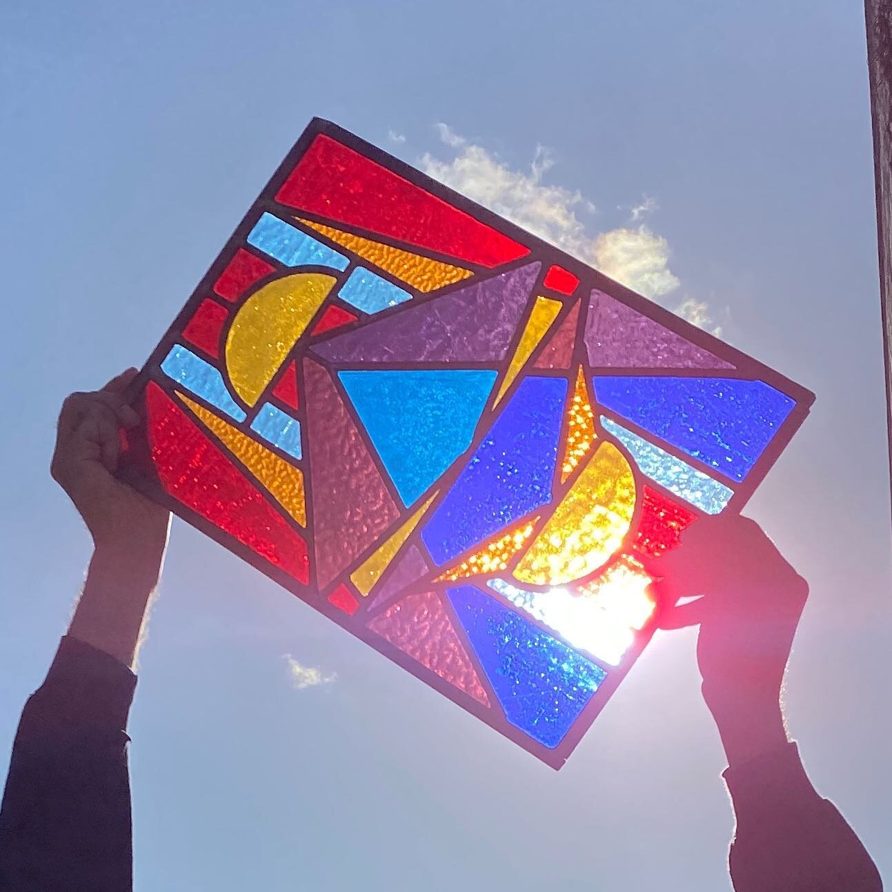 Pls enjoy photos of stained glass panel from last year !! referencing 2-story installation work I did many years ago for one of the Margaret Olley drawing week exhibitions at @articulateprojectspace during my undergrad @nas_au 🌞 

+ ty 2 @sheshbesh7