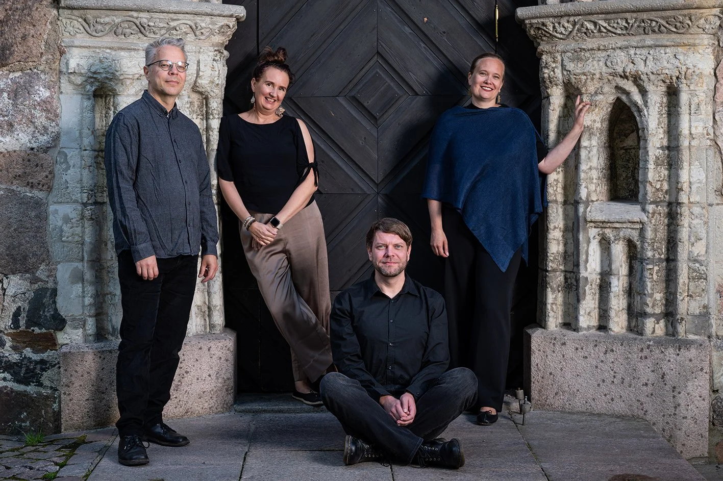 MMXX medlemmar vid domkyrkans dörr.