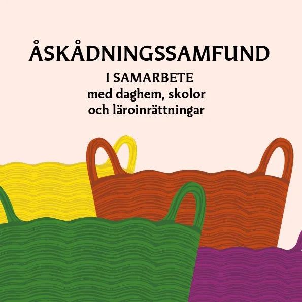 Bild med färgglada korgar.