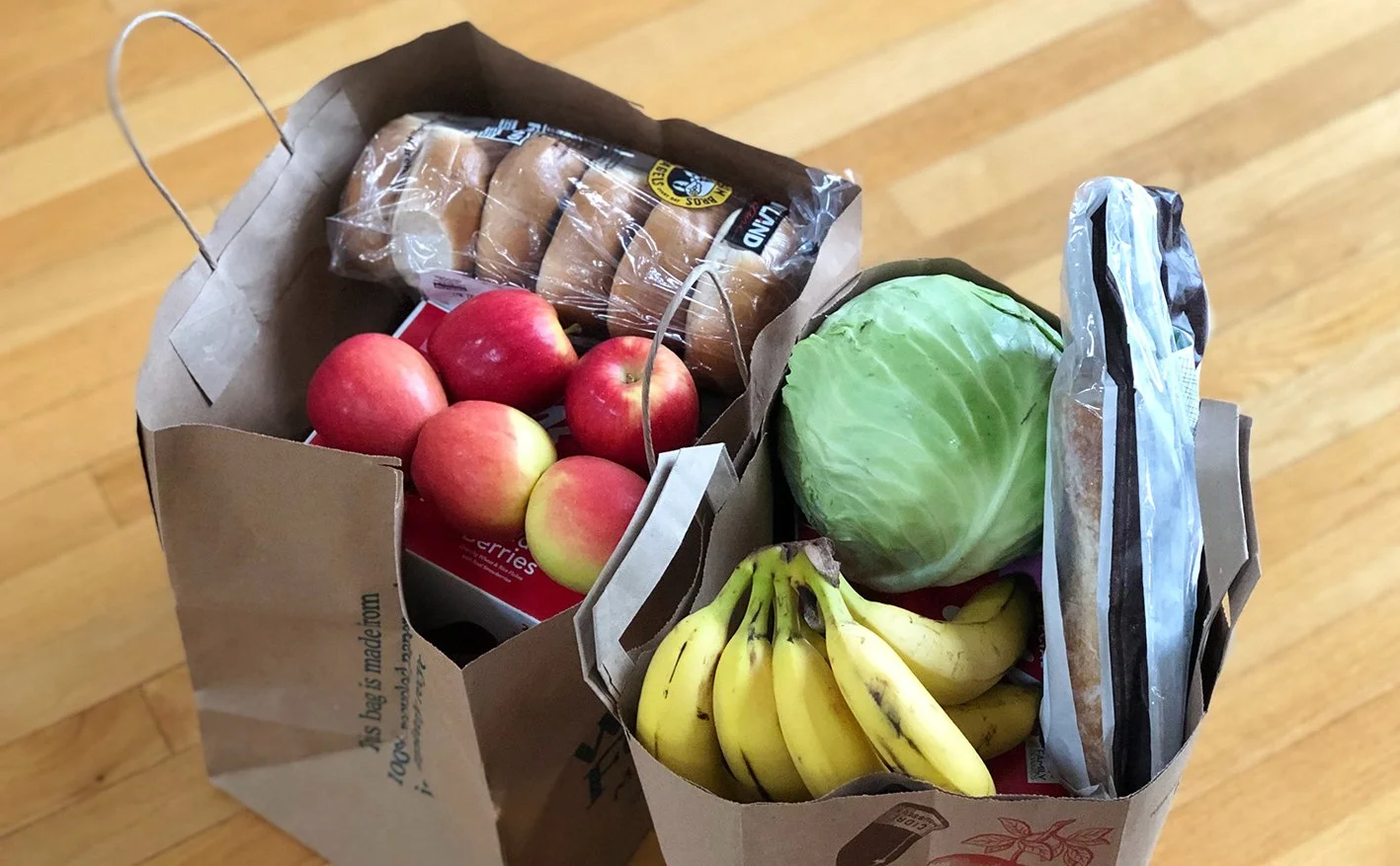 Två papperskassar fyllda med livsmedel.