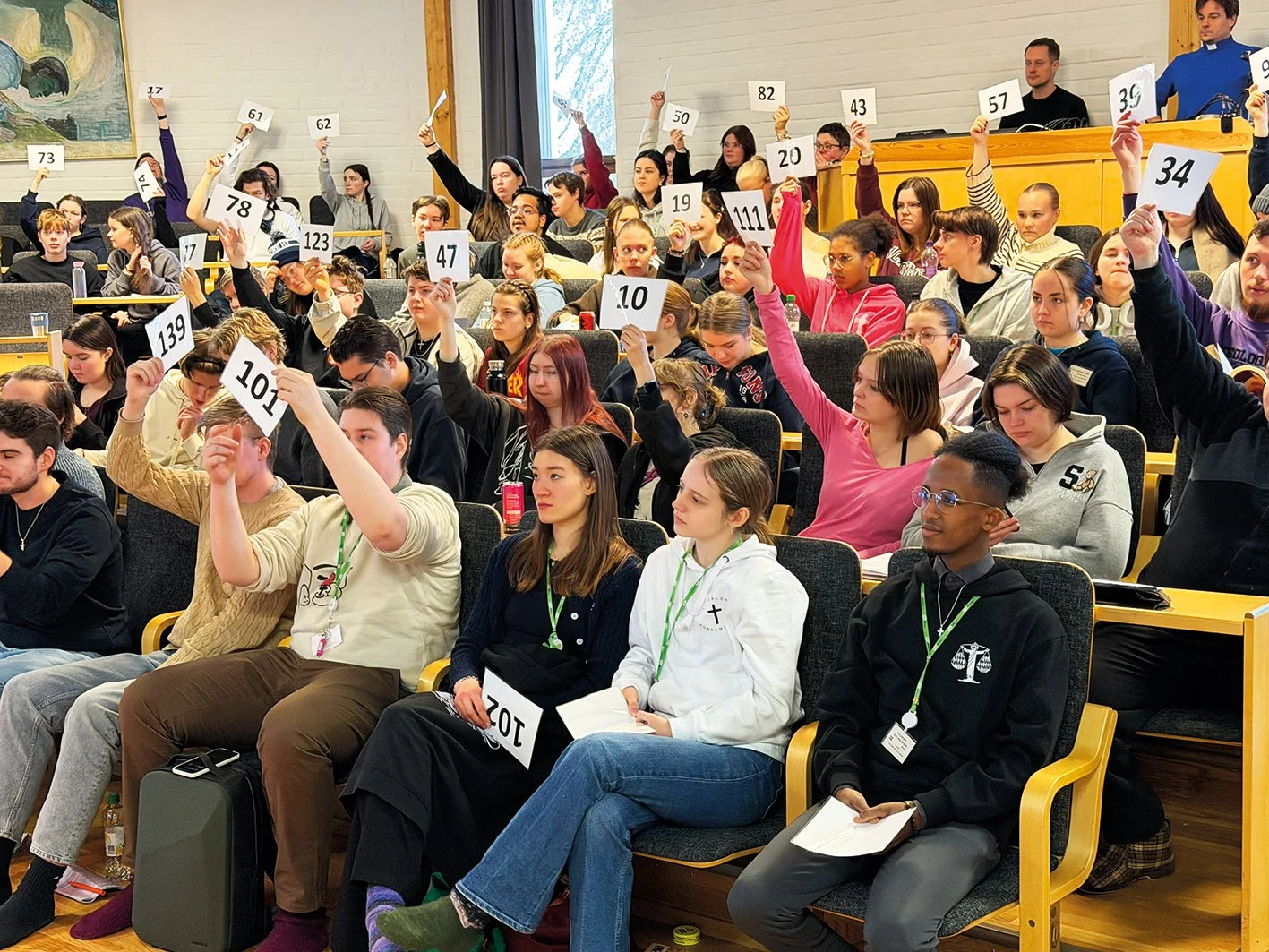 UK-deltagare röstar under plenum.