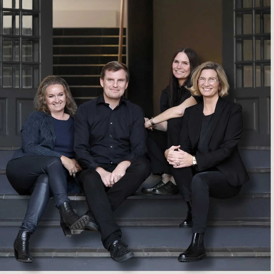 N&aring;r du ringer eller skriver for at booke en fremvisning, er det de her flinke mennesker, du f&aring;r fat i.
Det er ogs&aring; dem, der hj&aelig;lper dig, n&aring;r du som beboer i Munkemose Park skal booke dele-elbilen eller et g&aelig;stev&ae