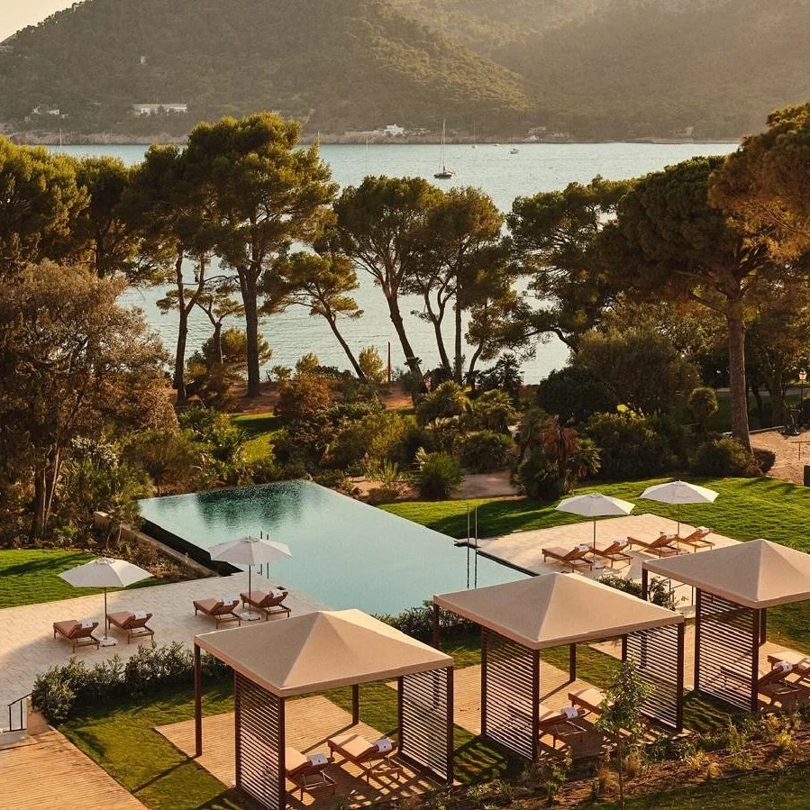 Imagine waking up at the newly opened Four Seasons Resort Mallorca at Formentor 🌴 we&rsquo;ve got our eye on this stunner &amp; so should you. 

Here&rsquo;s some ways to fill your days @fsrmallorca: 
🧑&zwj;🍳 Enjoy a hands-on cooking class in a 13