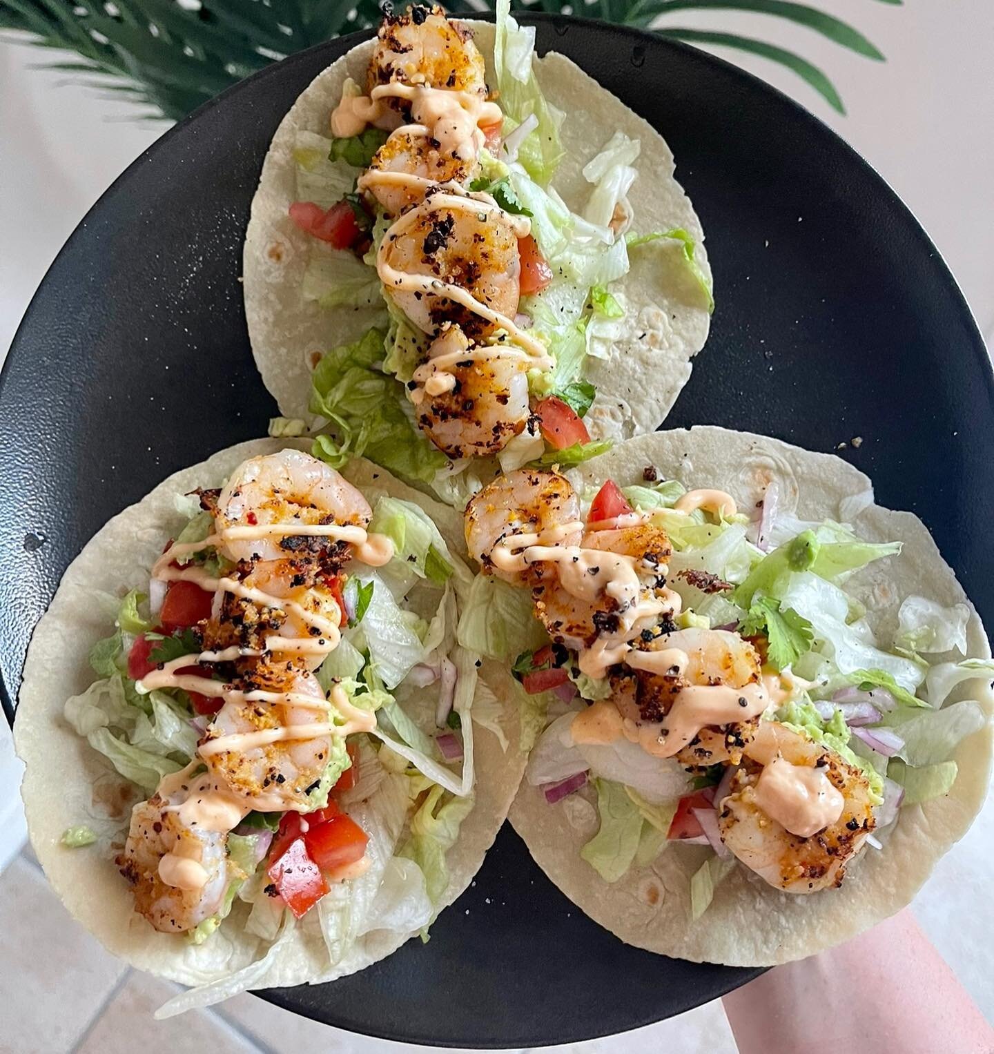 YOU GUYS NEED TO TRY MY PRAWN TACO RECIPE!!!!! 🌮 

This is one of the best recipes I have came up with and is very macro friendly 🤤 

You could make with fish, pulled beef, pulled pork or chicken! I have done them and they are great.

Swipe for ing
