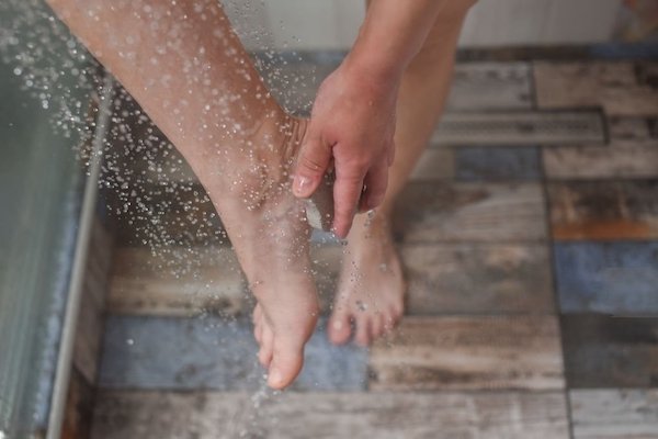 how to moisturize dry feet