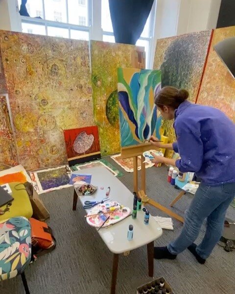 Privileged and blessed to paint at the fantastic Art Alive studio with the wonderful Lanre Olagoke.
Such an inspiration and encouragement 🙏

One of my favourite colour combinations blues with metallic gold.

#abstractart #abstractpainter #paintings 