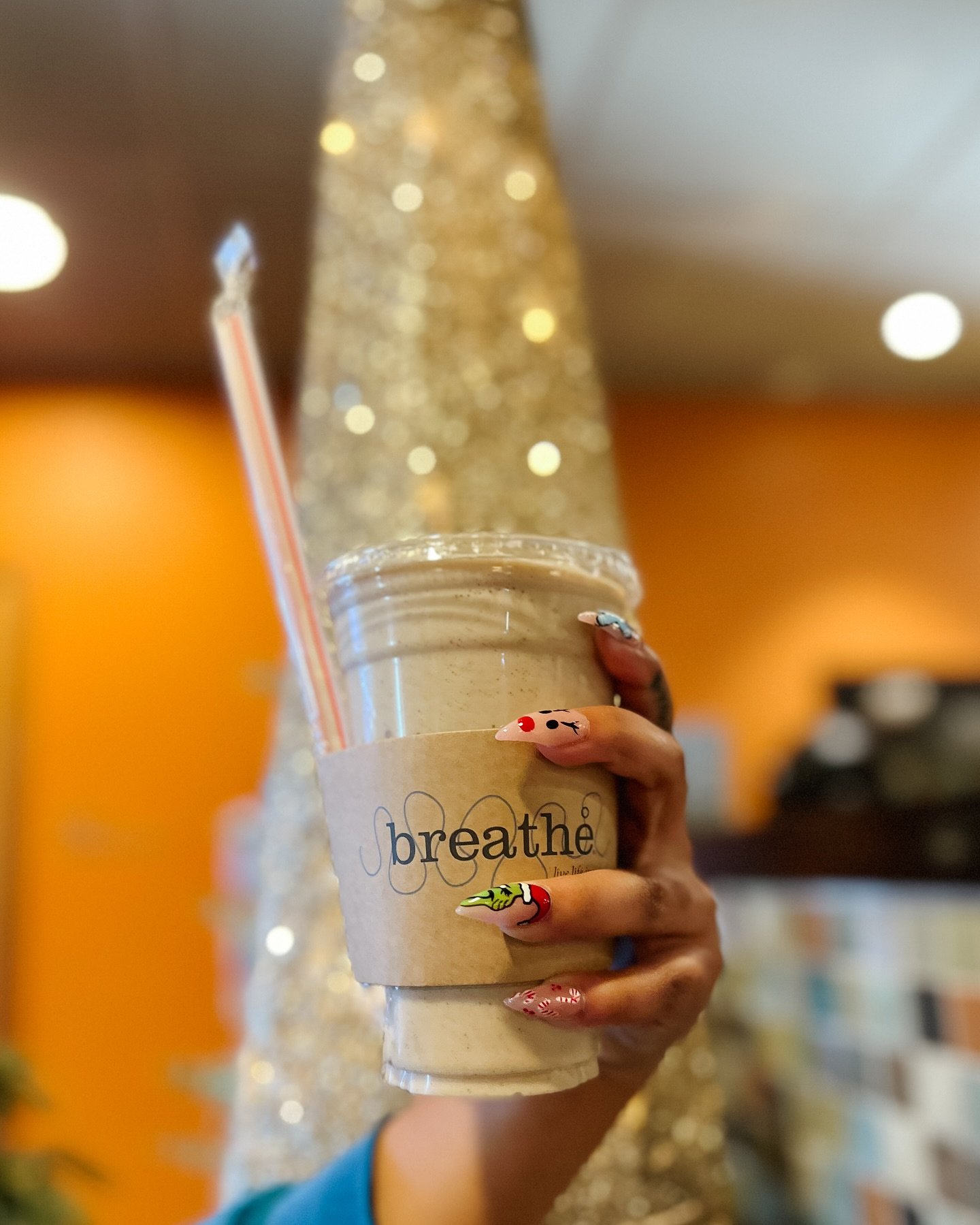 &lsquo;Tis the season for a Winter Spice Smoothie and Christmas nails! ❄️💅

❄️ Winter Spice Smoothie: banana, dates, vanilla, cinnamon, nutmeg, cloves, soy milk