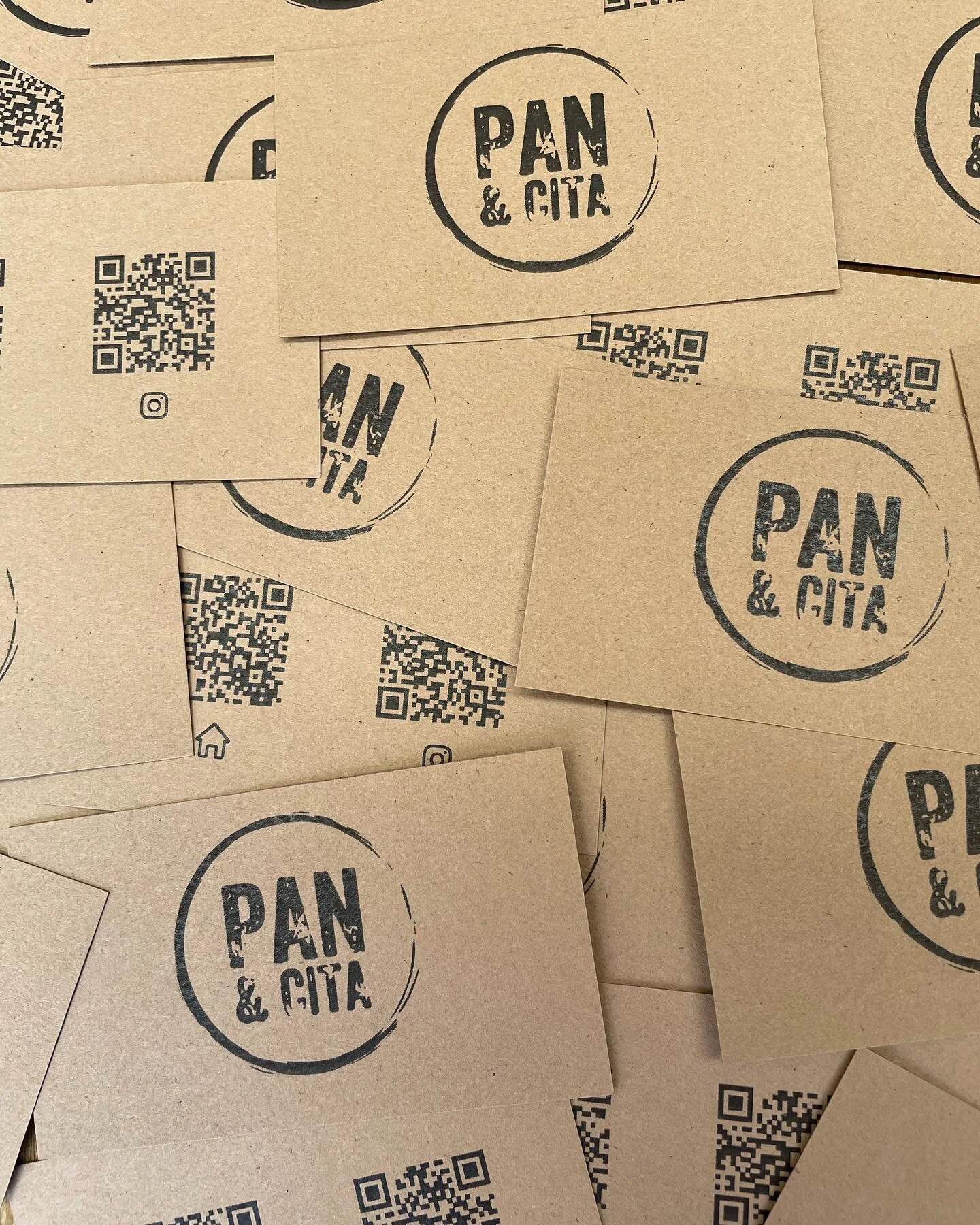 Por fin tenemos tarjetas de presentaci&oacute;n con nuestras formas de contacto y reservaci&oacute;n. Gracias a nuestro querido amigo @alex.amir.khan que nos ha estado apoyando con todo lo relacionado a redes sociales.

#pancita #airbnboaxaca #airbnb