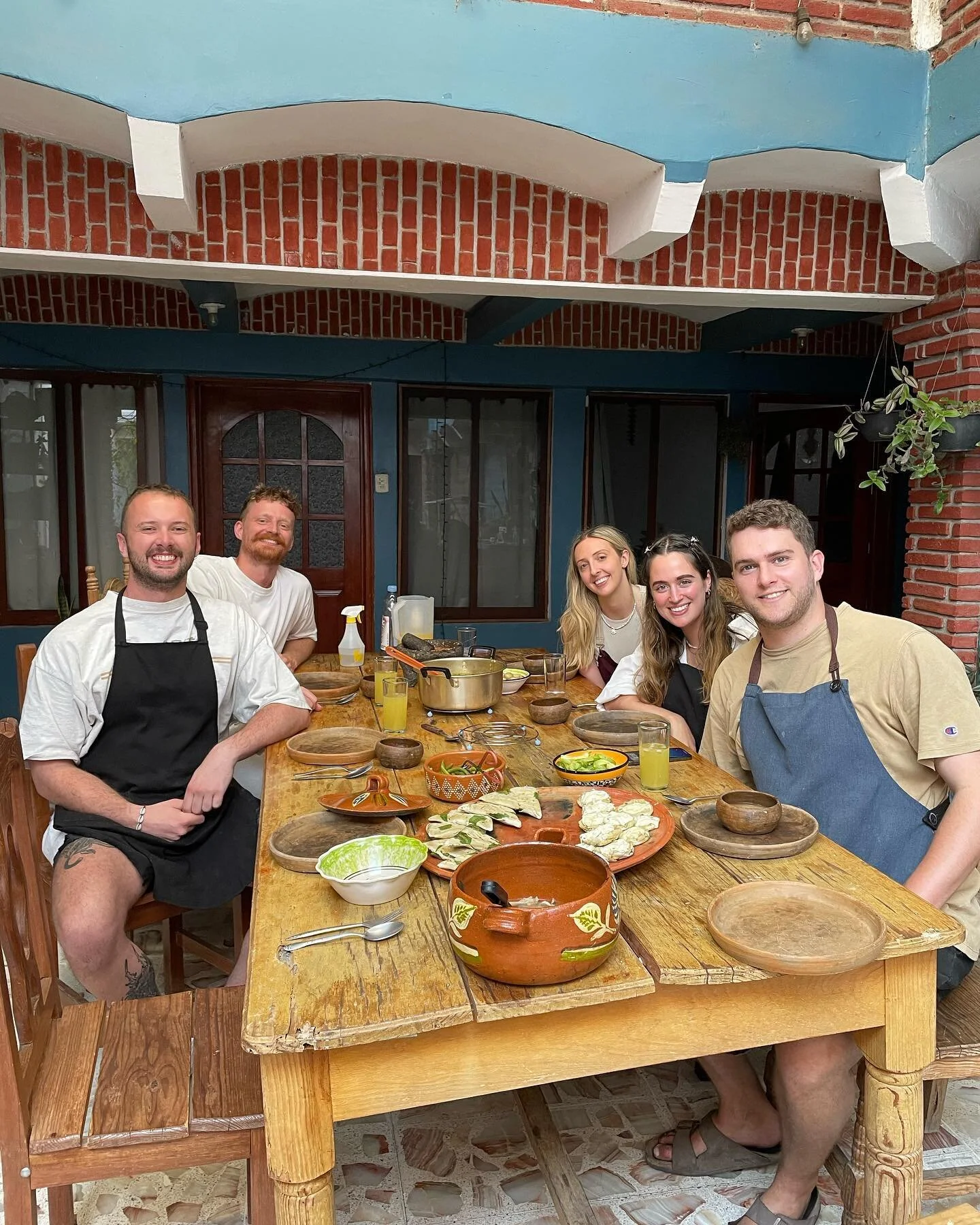 Cocinar te regala felicidad y nuevos amigos.
#cooking #cookingclass #oaxaca #oaxacanfood #mexicanfood #airbnb #airbnbhost #airbnbexperience #experience