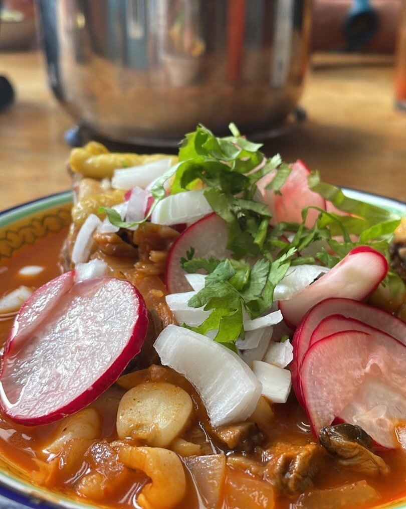 &iquest;Cual es tu sopa mexicana favorita? 

El pozole es un de las sopas mas ricas y completas.

#airbnboaxaca #airbnb #airbnbhost #airbnbexperience #cooking #cookingclass #consumelocal #sopadeguias #food #sopas #comidamexicana #pozole #chochoyotes 