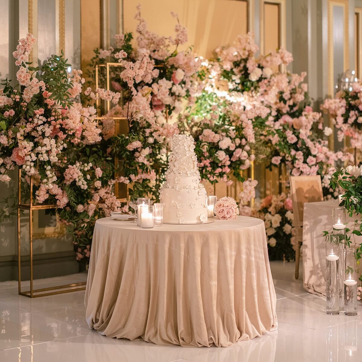 Every cake deserves its moment to shine!

Image by our dear friend @carolinetran cc @sohappitogether @bloomboxdesigns @langhampasadena @michellembico

#sohappitogether #sohappitogetherweddings #luxurywedding #luxuryweddingplanner #weddingideas #weddi