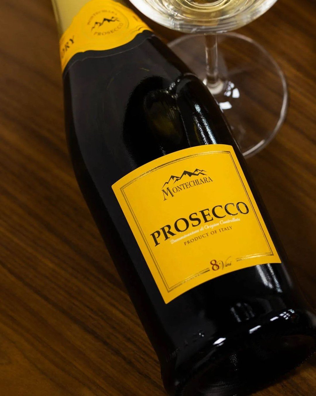 🍾 Nothing pairs better with sunshine than a chilled glass of Montechiara Prosecco with its dry, crisp, well-balanced elegance and the joyous play of floral aromas and white peach notes that dance on your palate. 
. 
The creamy entry and long, dry fi