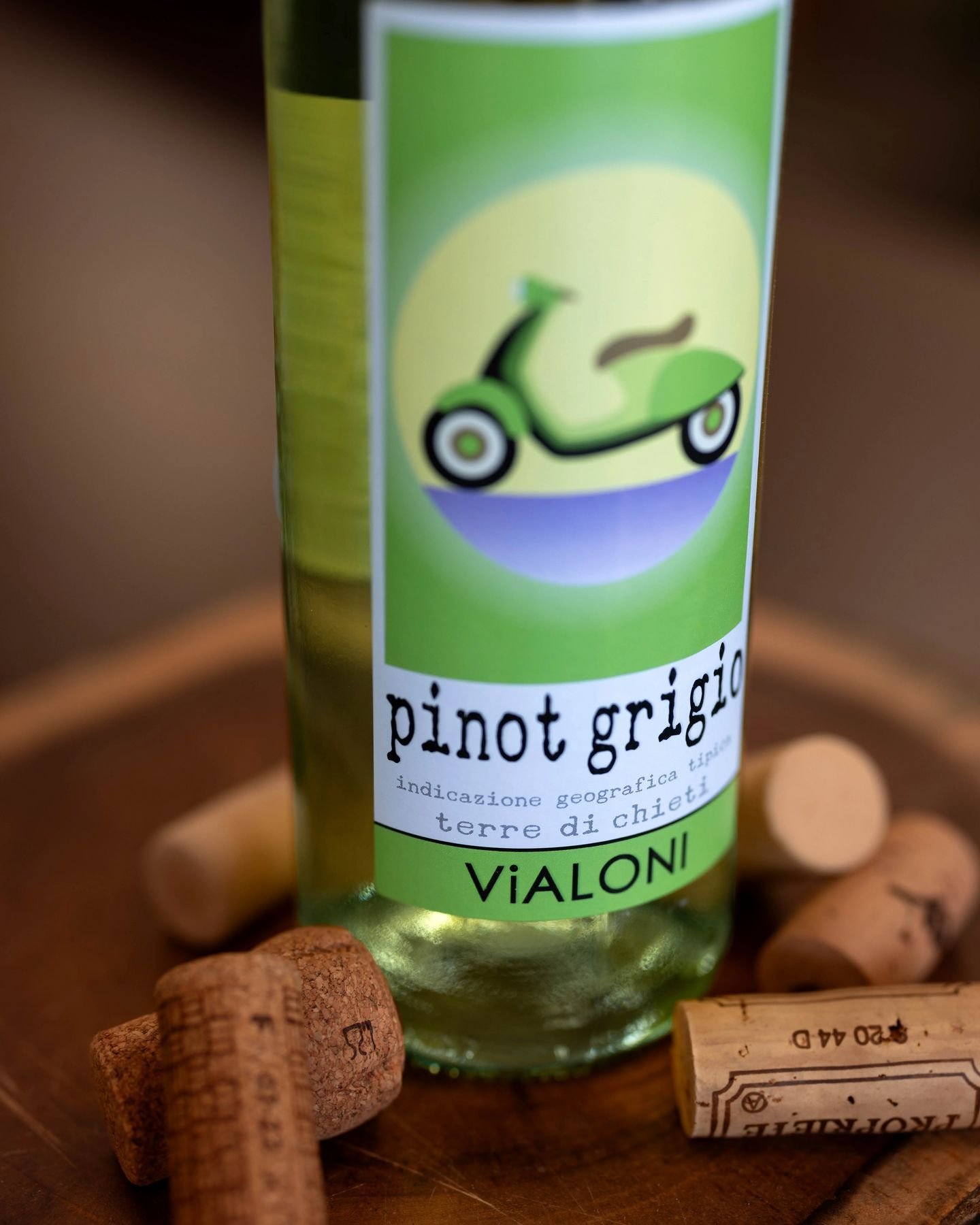 🍷Decisions shape our experiences. And what better decision than to pour a glass of Vialoni Pinot Grigio Delle Venezie? Its straw yellow color hints at the delightful journey you're about to embark upon. 
. 
🍏Unfolding on your palate are notes of fr