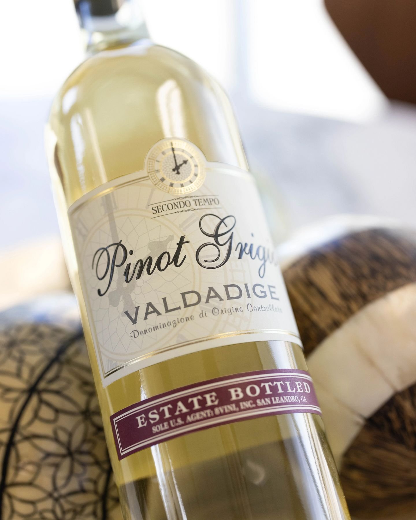 🍷 Ever wonder why a Secondo Tempo Pinot Grigio tastes so unique? Thanks to the crisp, citrusy aroma that precedes an intriguing blend of aniseed-coated apples, lemons, and pear flavors, it allows you to savor each sip. 
 
🍝 This complexity gives it