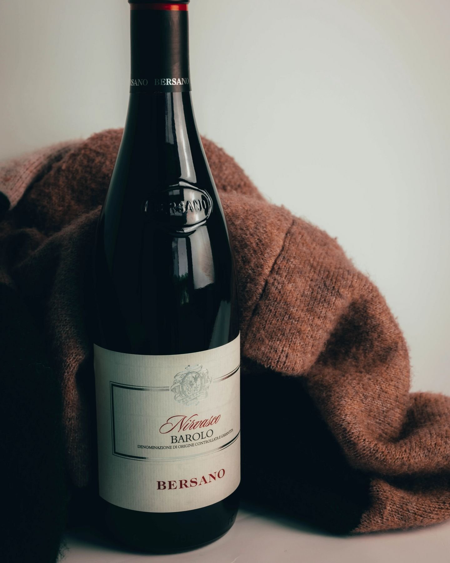 🍇 Why wait for grape harvest season when you can immerse yourself in the distinguished flavor of Bersano Barolo Nirvasco right now? Its notes of spices and ripe fruit, harmonized with hints of leather and licorice, offer an intoxicating journey thro