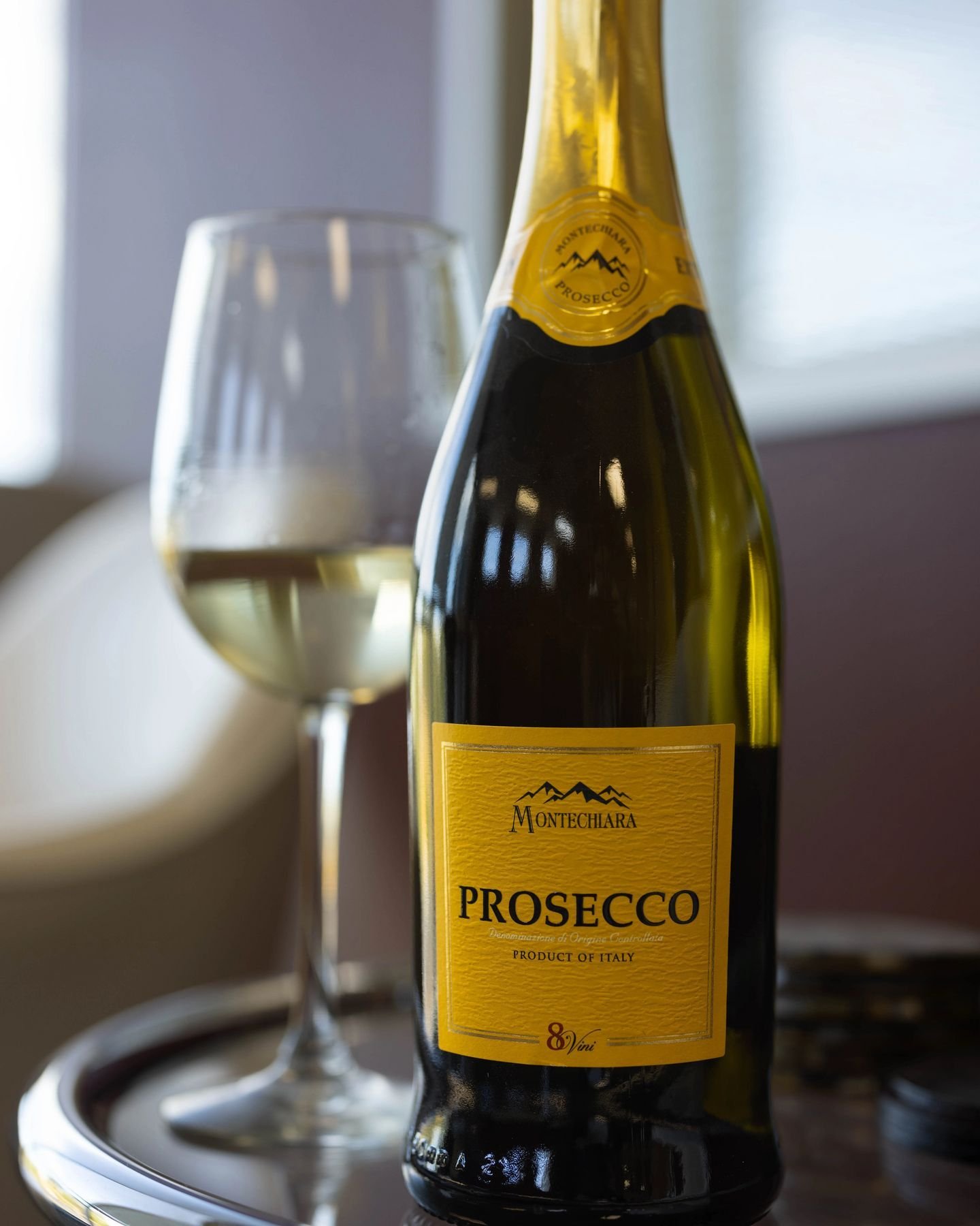 🍷 Revel in the delightful pleasure of a glass of Montechiara Prosecco during this beautiful picnic season. This wine, rich with floral aromas and hints of apple skin and pear, promises a unique sipping experience. 
. 
🍾 You only need a bottle of Mo