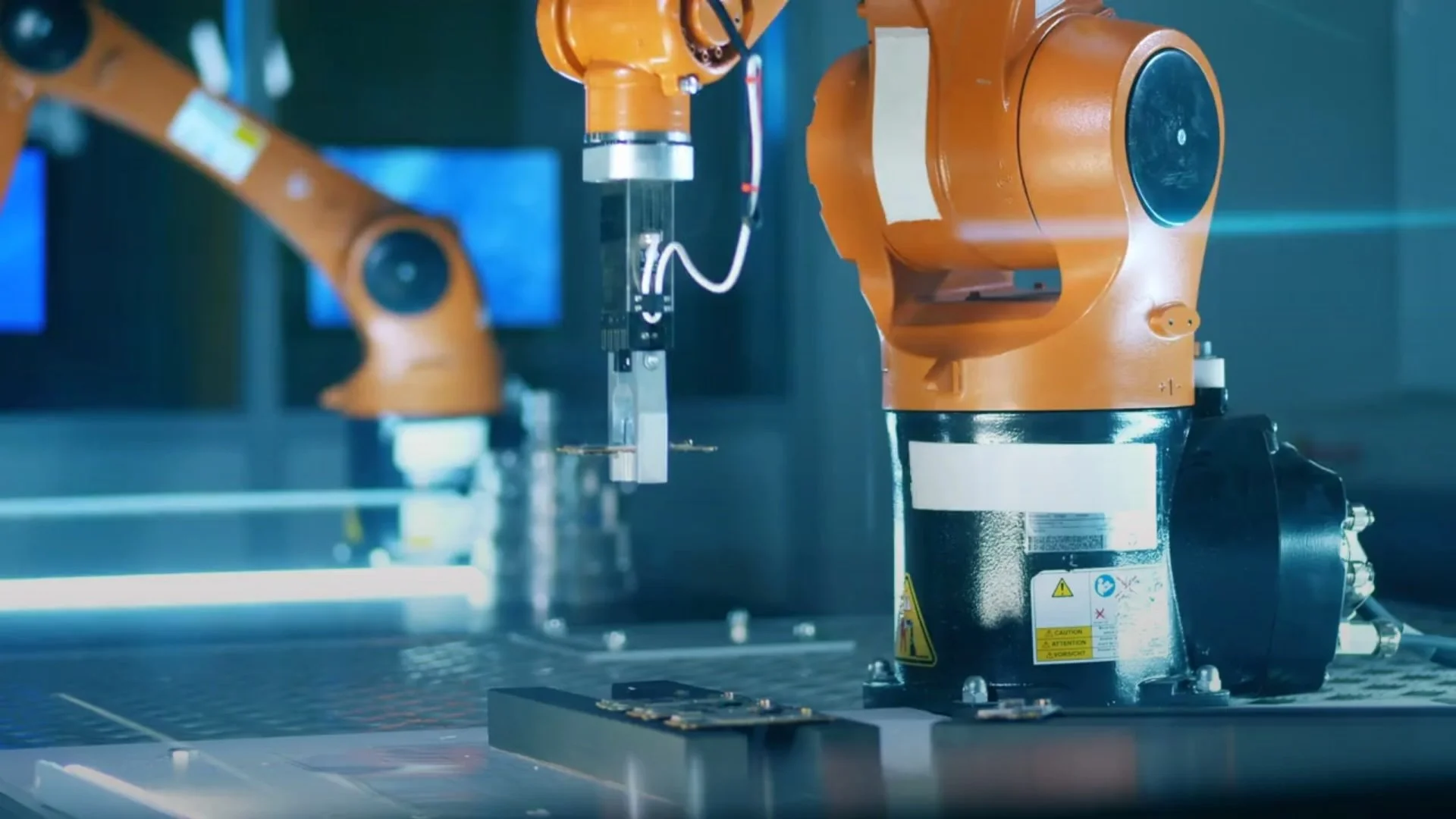 robotic arm displacing microchips-40.jpg