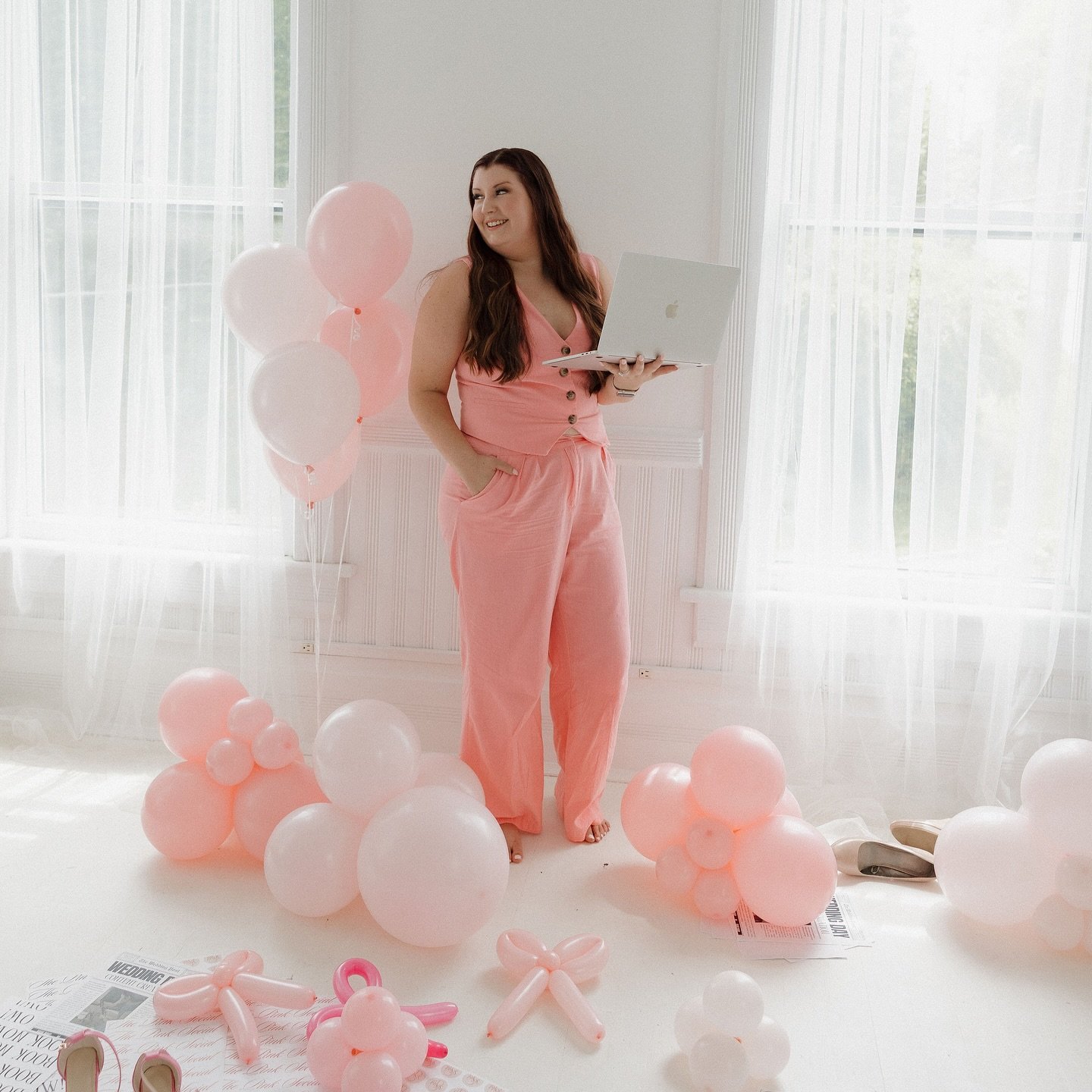 Hi I&rsquo;m Jordan! Founder of The Pink Social, a brand inspired by my love of all things pink, weddings, and social media! 

I&rsquo;m a wedding industry pro, a Fianc&eacute; to the best coworker, a proud dog mom to four pups, a reality TV binge-wa