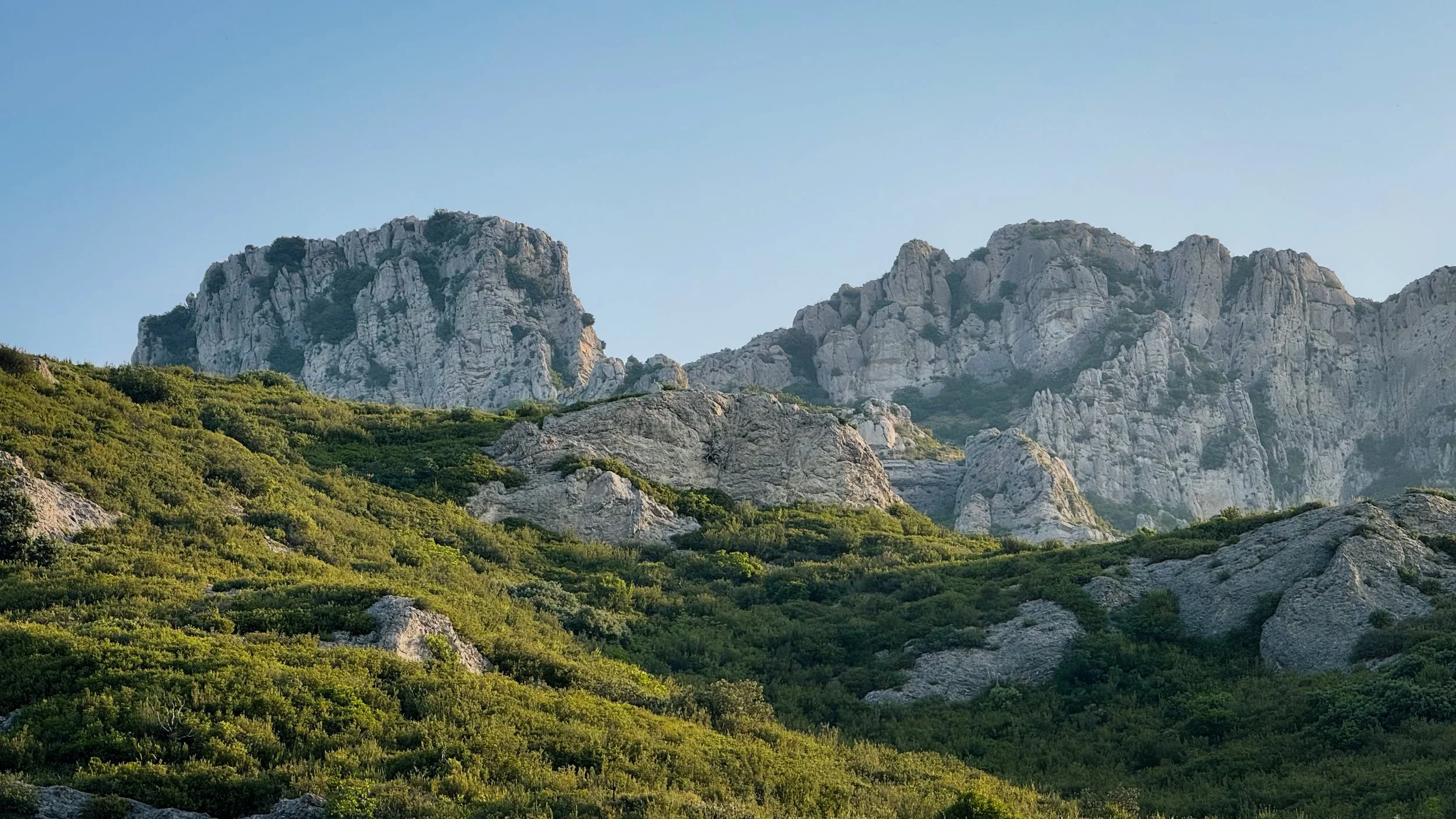 Balades en famille autour de Mouriès : mes itinéraires préférés dans les Alpilles
