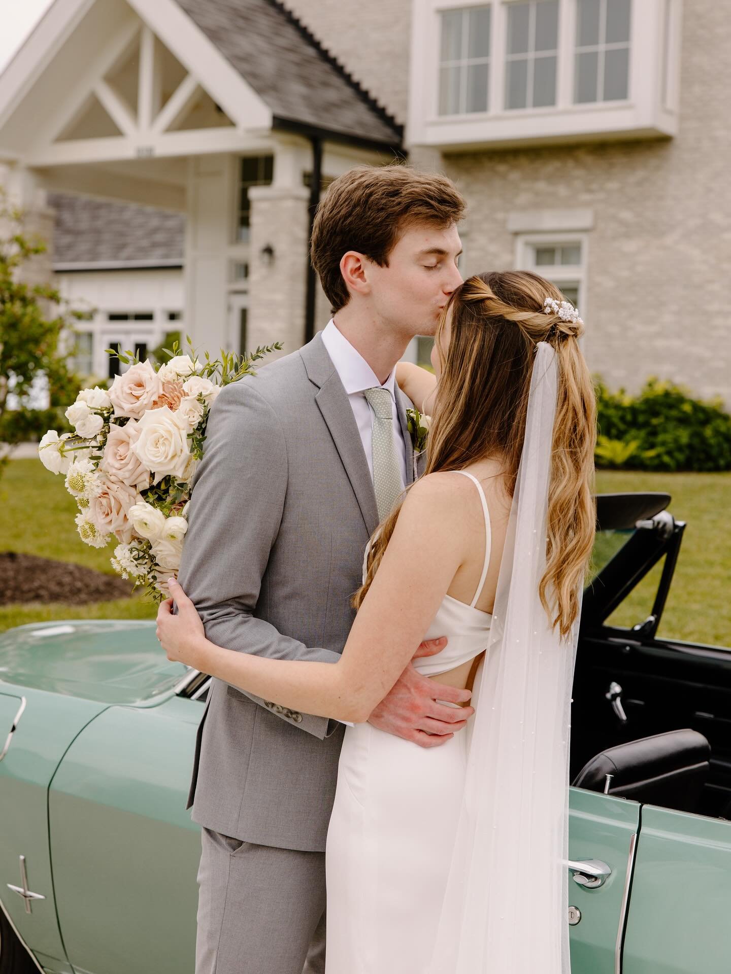The Alexanders! 🥂 Logan and Danielle&rsquo;s day was full of heartfelt details&mdash;like her grandpa&rsquo;s vintage car, perfectly matching the bridesmaids&rsquo; dresses, which added the sweetest personal touch. Can&rsquo;t wait to share more! 

