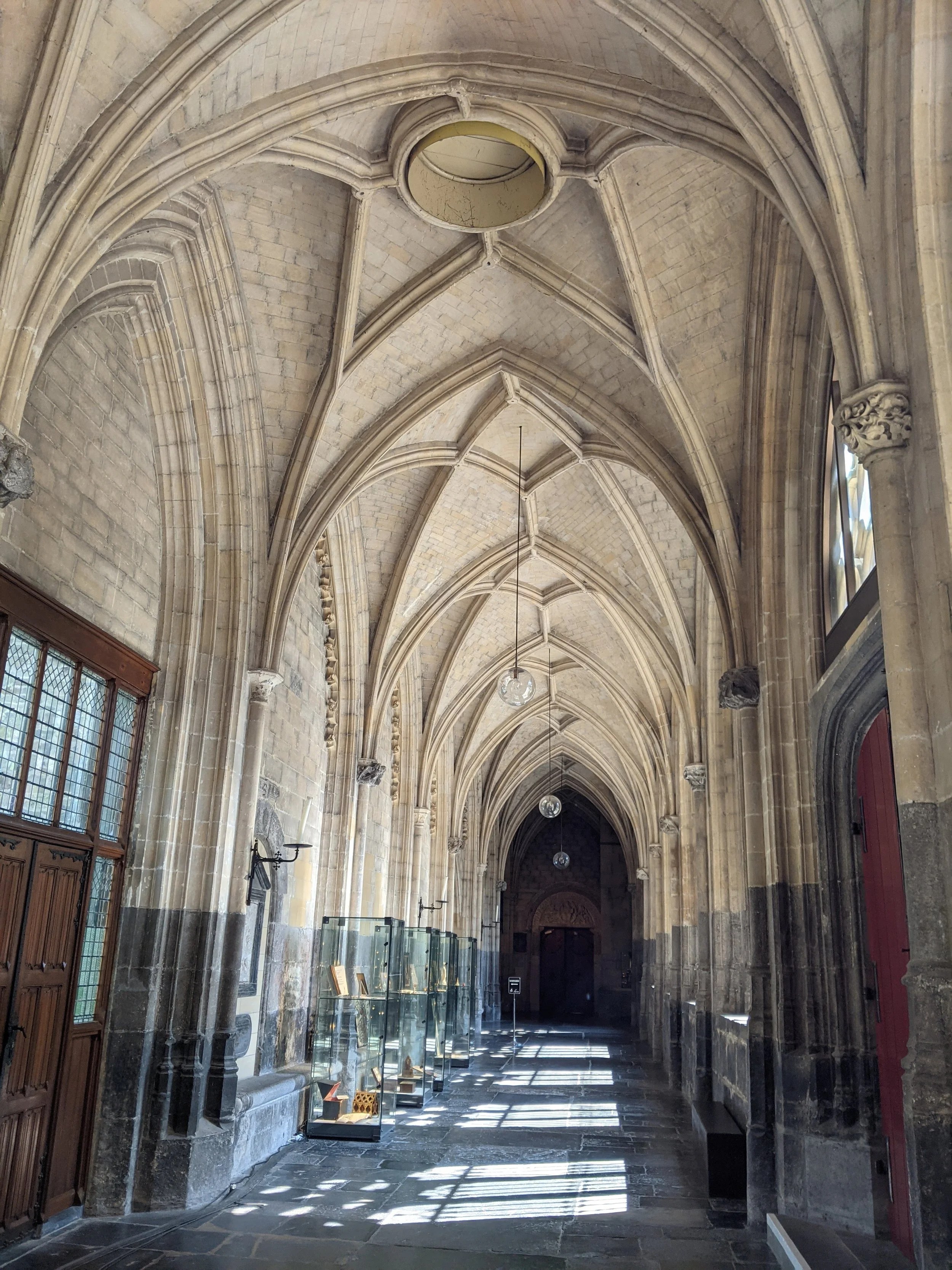 A vaulted hall in Saint Servatius.jpg