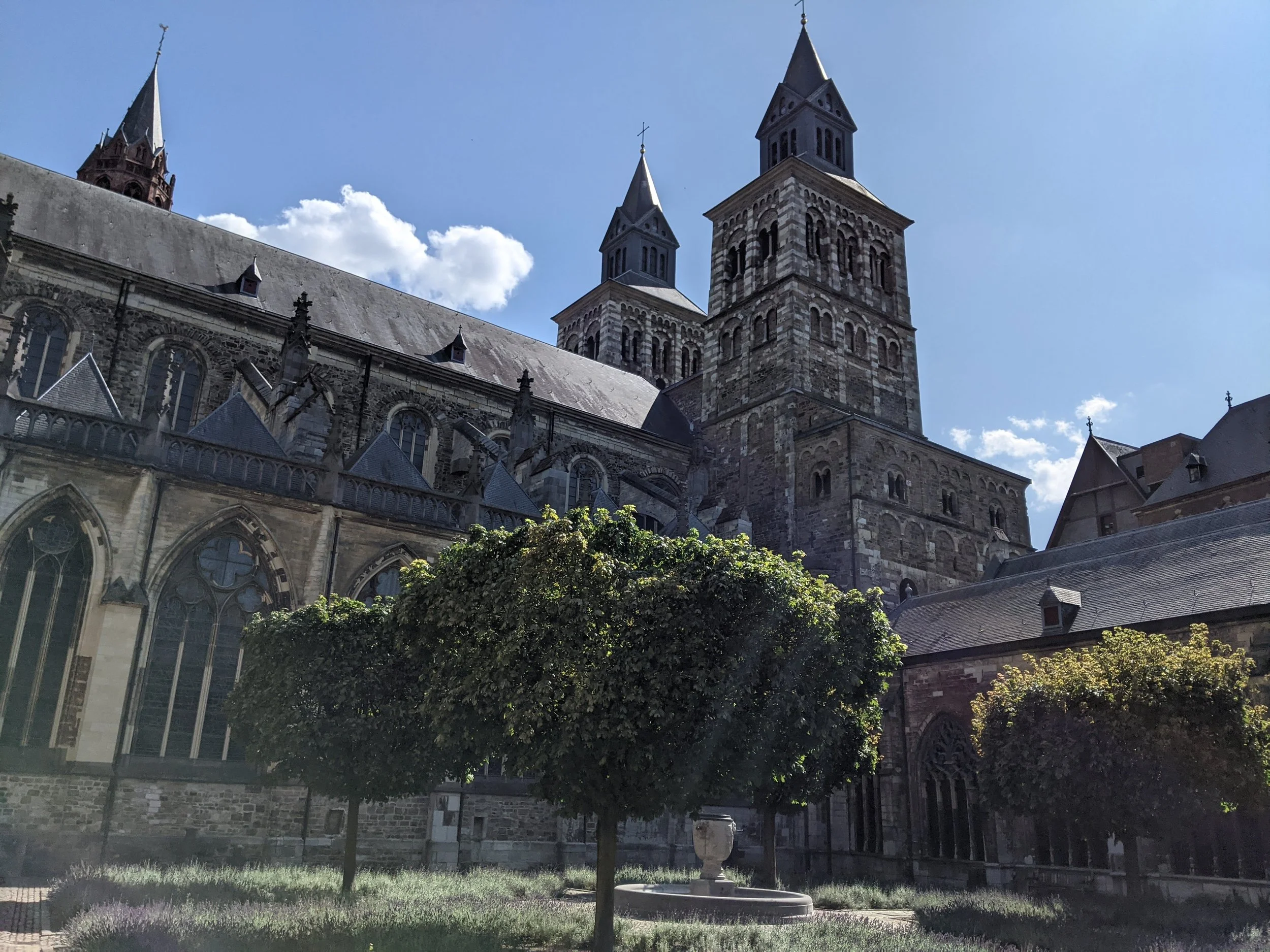 Saint Servatius inner courtyard.jpg