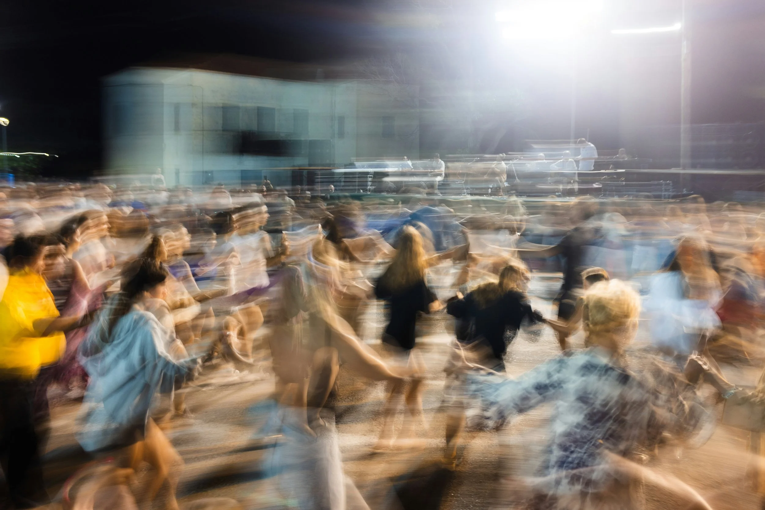 PHYGITAL RETAIL: FROM PERSONALIZATION TO COLLECTIVE ACTION (2025) Digital retail environments excel at personalization but fragment shared experience into atomized realities. Physical retail provides common context but remains static and non-adaptive