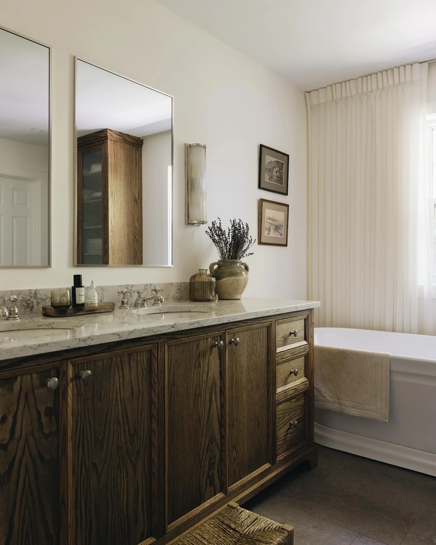 Projet Nault, 

Nous sommes heureuses de pouvoir enfin vous pr&eacute;senter cette jolie salle de bain au charme classique. 

Ici, les mat&eacute;riaux au look rustique de la vanit&eacute; s&rsquo;harmonisent avec &eacute;l&eacute;gance aux d&eacute;