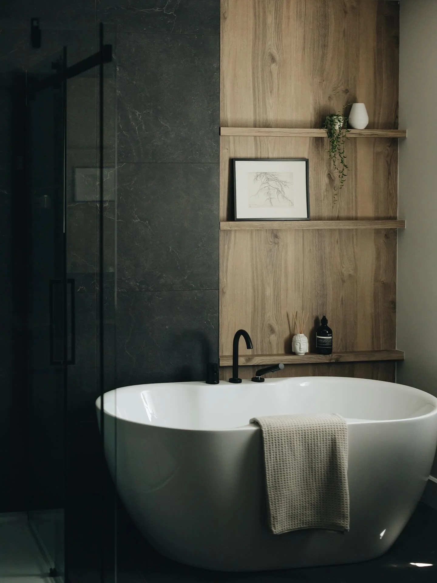 Projet Podorieszach,

Une autre transformation de salle de bain que nous avons r&eacute;cemment r&eacute;alis&eacute;e, cette fois dans un style plus contemporain. 🖤

&Eacute;tant utilis&eacute;e par toute la famille, les unit&eacute;s de rangement 