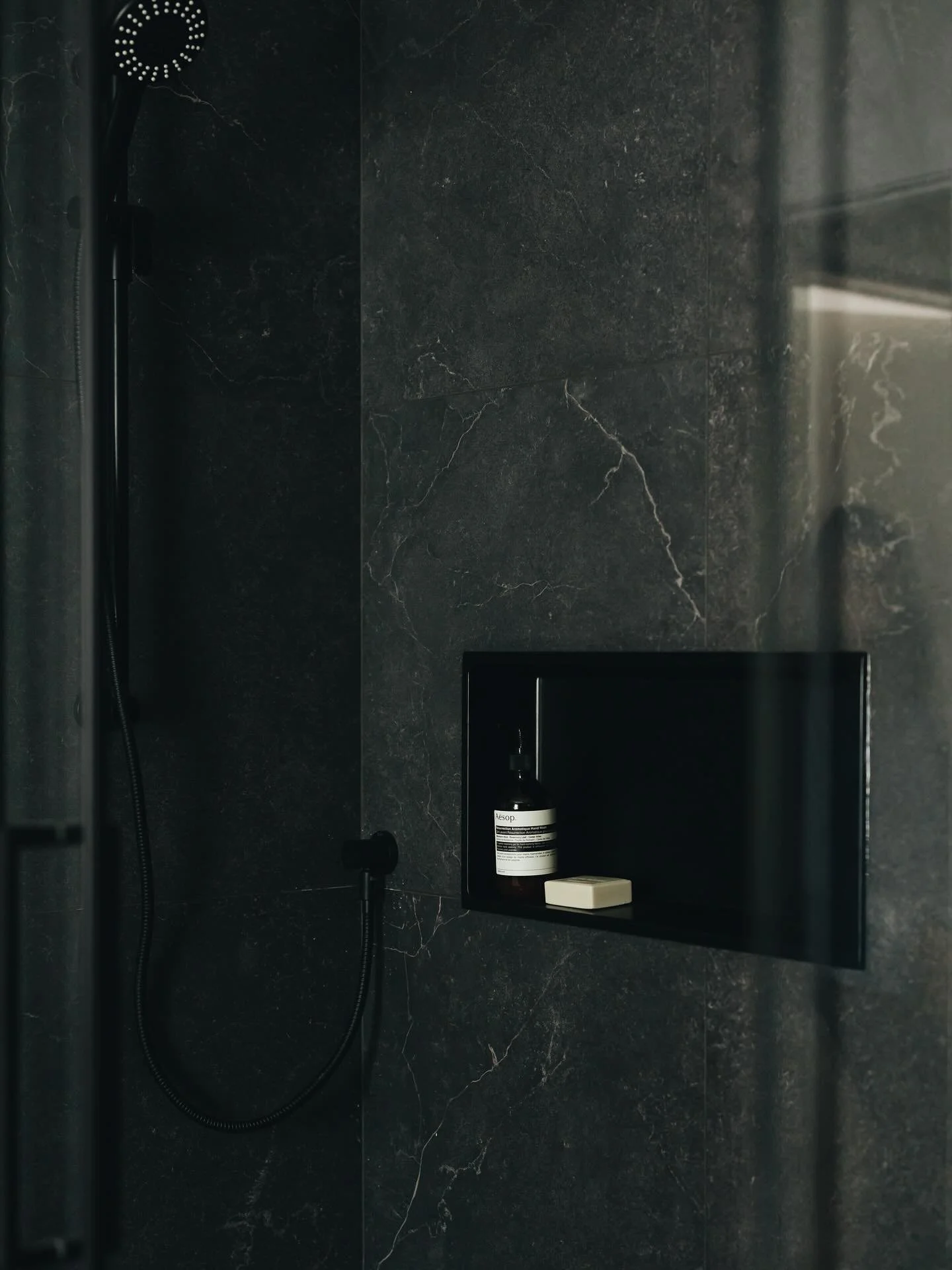 Projet Podorieszach,

Coup de coeur pour cette tuile sombre et &eacute;l&eacute;gante qui cr&eacute;er une belle ambiance moody dans la douche 🖤

| Pour voir nos r&eacute;alisations et nous &eacute;crire, www.atelierhem.ca