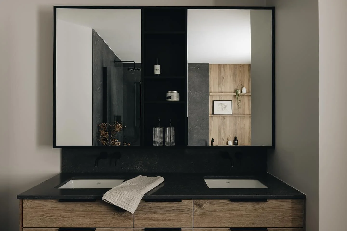 Projet Podorieszach,

Dernier retour sur cette salle de bain contemporaine.

Le miroir pharmacie au dessus de la vanit&eacute; est un ajout tr&egrave;s pratique. Souvent sous-estim&eacute;, lorsqu&rsquo;il est bien int&eacute;gr&eacute; il permet de 