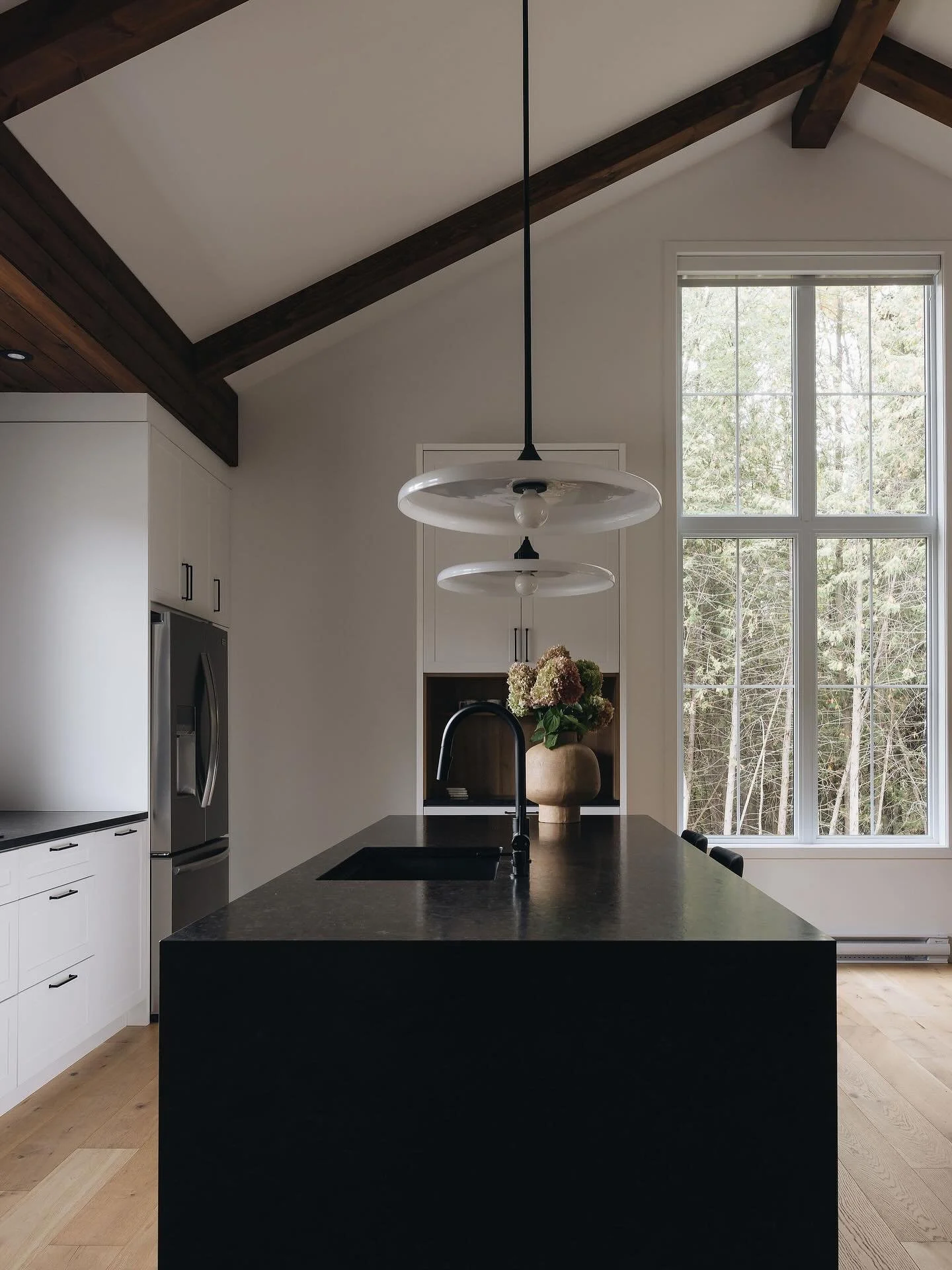 Projet Fabi

Une charmante cuisine, baign&eacute;e de lumi&egrave;re par de grandes fen&ecirc;tres invitant ainsi la nature &agrave; faire partie du d&eacute;cor.

Cette construction neuve d&rsquo;inspiration farmhouse poss&egrave;de de beaux d&eacut